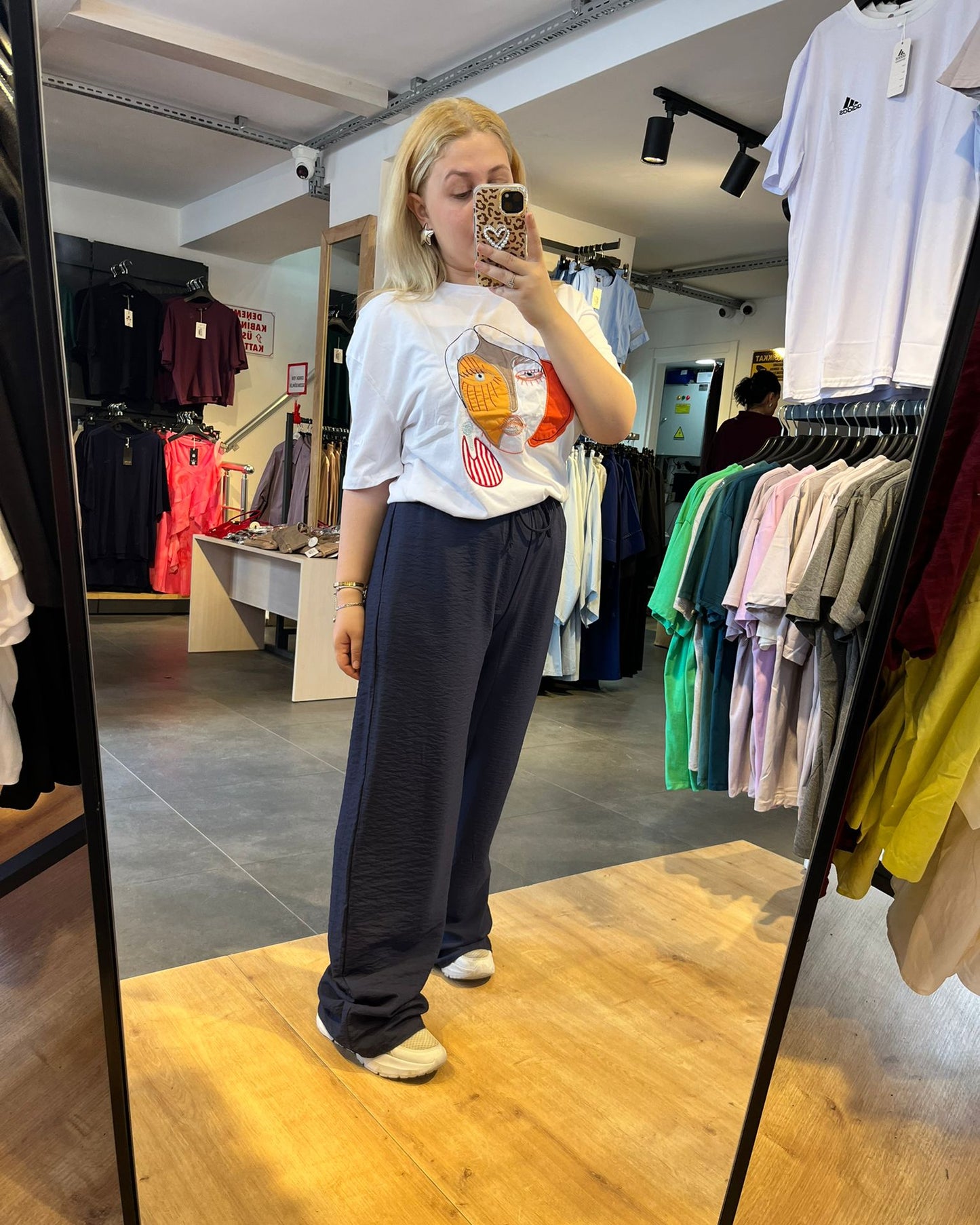 #beyaz #oversize #baskılıtshirt #kadınmoda #günlükkombin #rahatstil #trend #stil #streetstyle #fashion