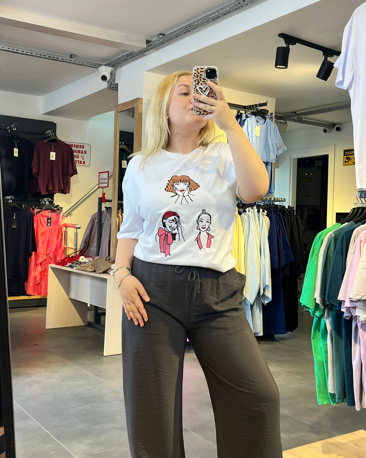 #beyaz #oversize #baskılıtshirt #kadınmoda #günlükkombin #rahatstil #trend #stil #streetstyle #fashion