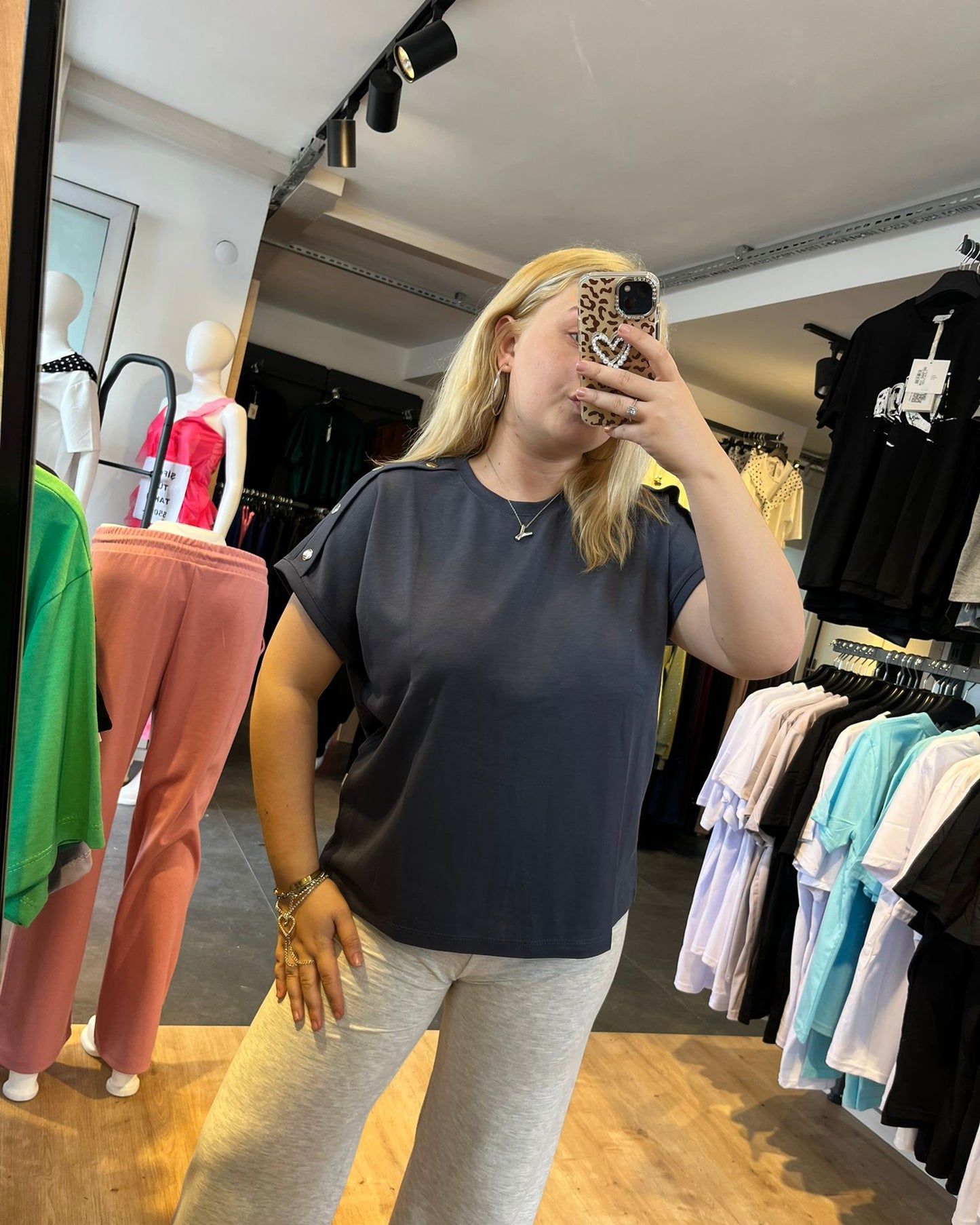 #gri #tshirt #basicstil #kadınmoda #günlükkombin #rahatstil #trend #minimal #fashion #stil