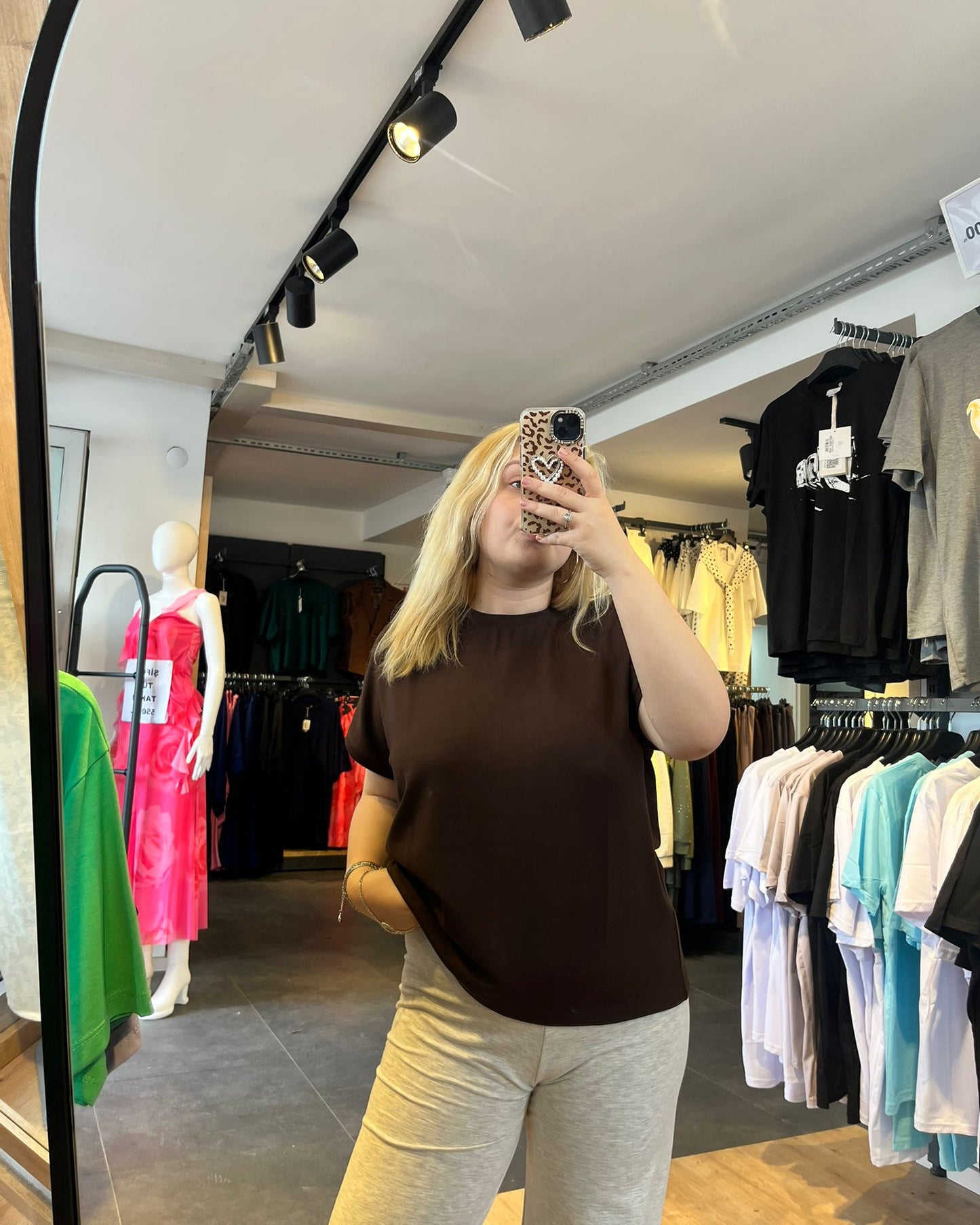 #kahverengi #tshirt #basicstil #kadınmoda #günlükkombin #rahatstil #trend #minimal #fashion #stil