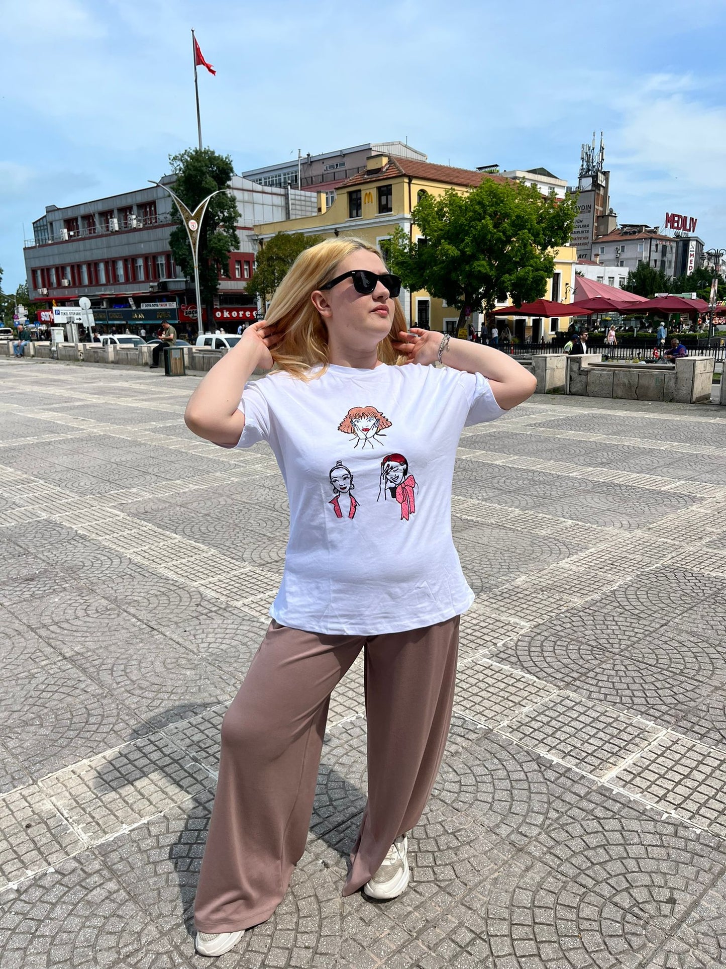 Beyaz Oversize Renkli Yüz Nakkış Detaylı Kadın T-Shirt
