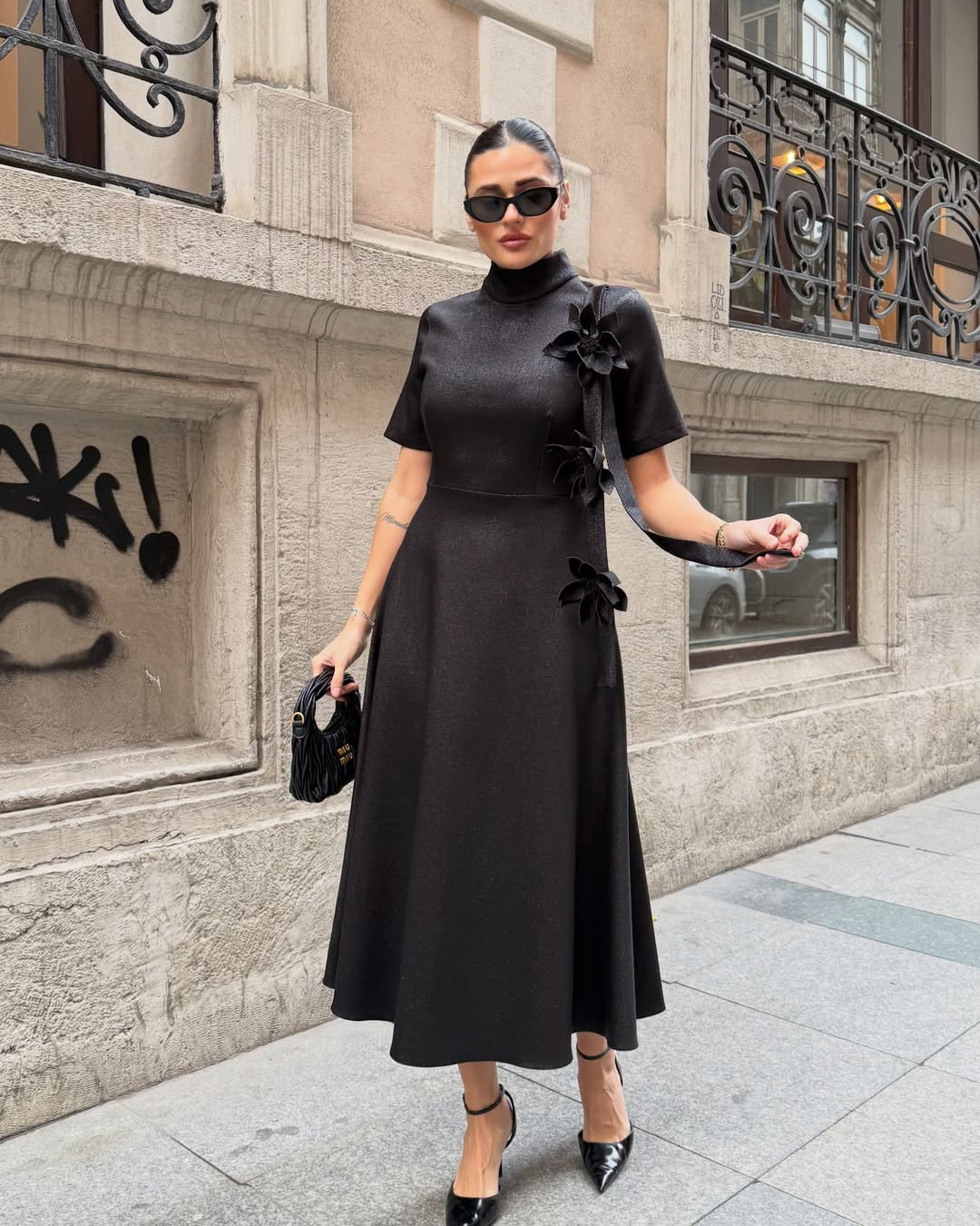 #siyah #elbise #simdetaylı #kuşaklıelbise #kadınmoda #davetstili #şıkelbise #fashion #trend #stil