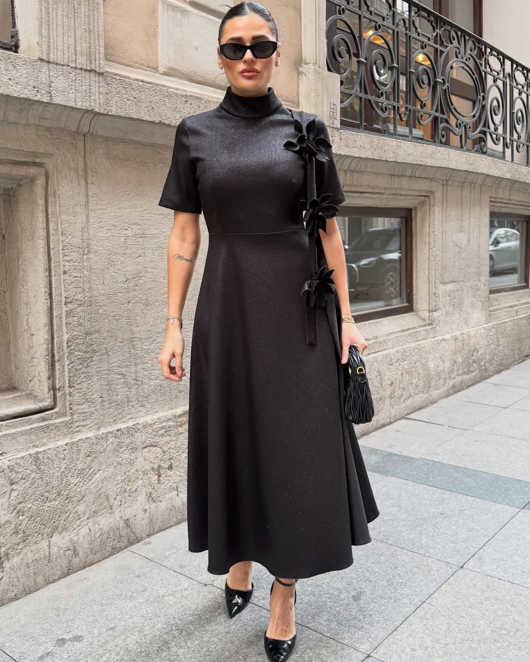 #siyah #elbise #simdetaylı #kuşaklıelbise #kadınmoda #davetstili #şıkelbise #fashion #trend #stil