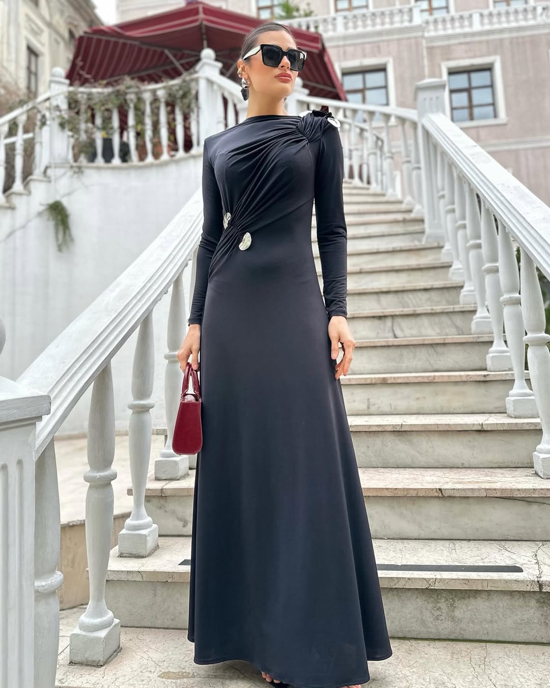 Siyah Modal Kumaş Broş Detaylı Kadın Elbise
