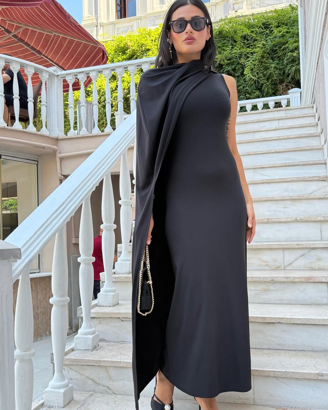Siyah Sırt Pelerin Detaylı Maxi Boy Kadın Elbise