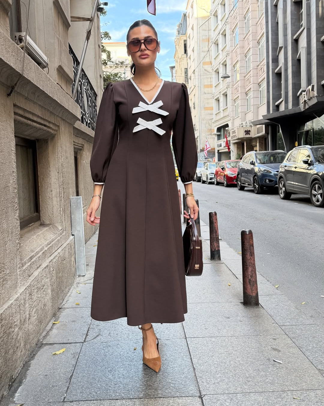 #kahverengielbise #balonkol #kurdeledetaylı #poliviskon #kadınelbise #şıkelbise #kadınmoda #fashion #trend #stil