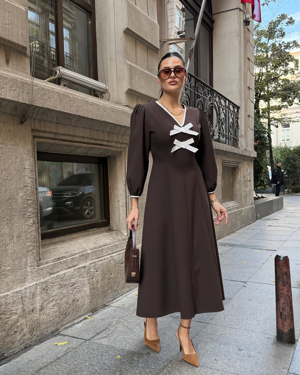 #kahverengielbise #balonkol #kurdeledetaylı #poliviskon #kadınelbise #şıkelbise #kadınmoda #fashion #trend #stil