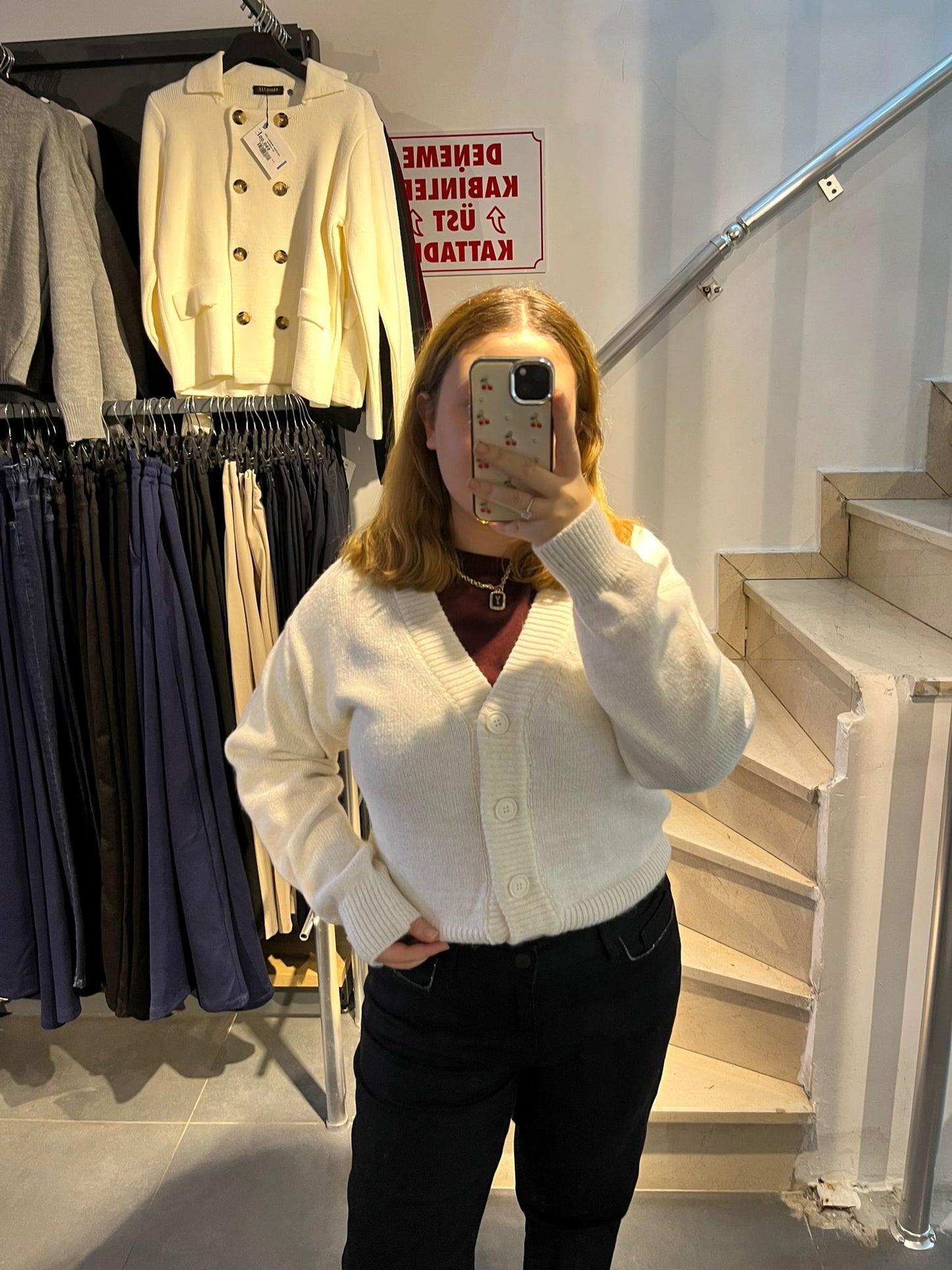 Beyaz Düğme Detaylı Crop Hırka