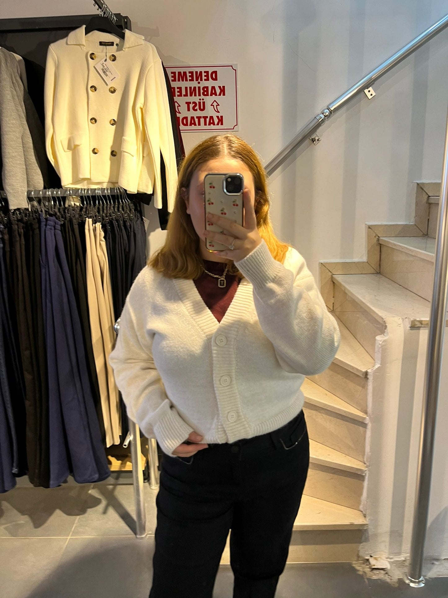 Beyaz Düğme Detaylı Crop Hırka