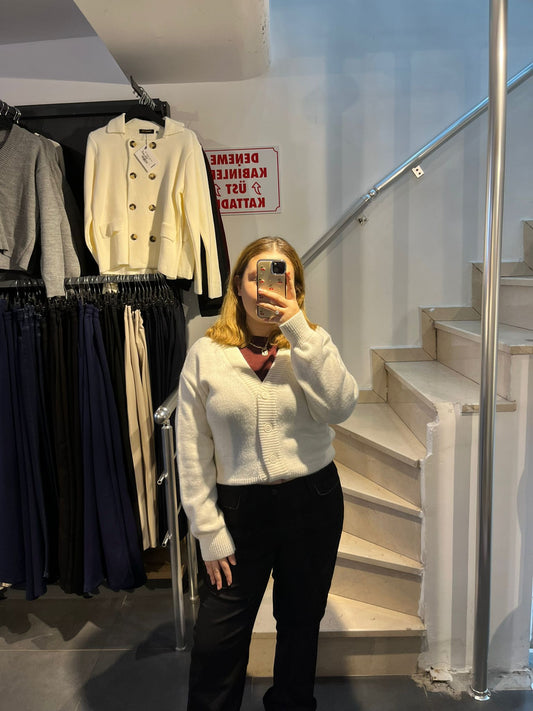 Beyaz Düğme Detaylı Crop Hırka