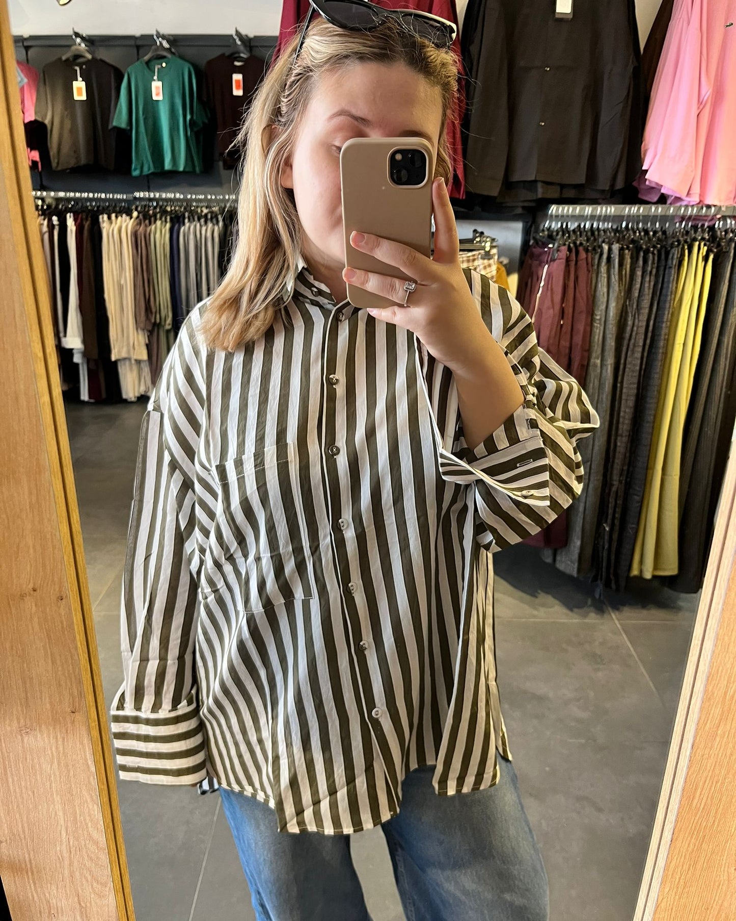 #yeşil #çizgiligömlek #kadınmoda #günlükkombin #ofisstili #rahatstil #trend #minimalstil #stil #gömlek