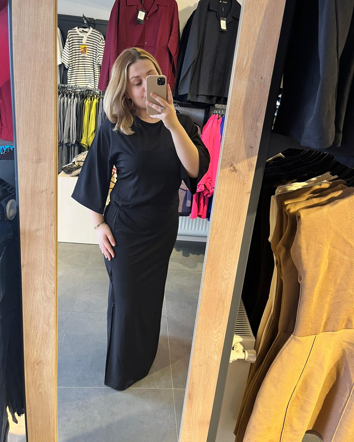 #siyah #elbise #skimsstil #fitelbise #kadınmoda #şıkkombin #minimalstil #trend #feminen #stil