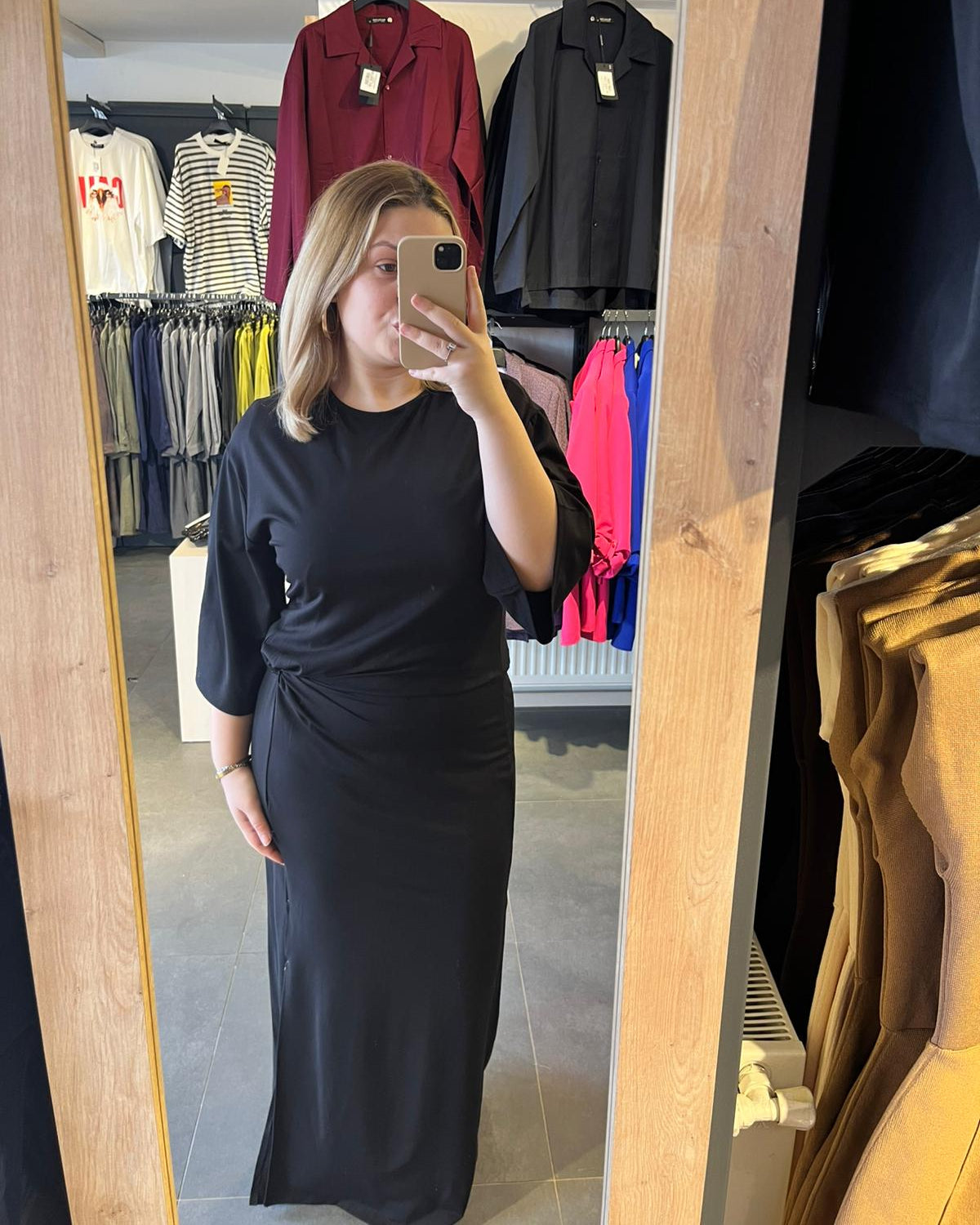#siyah #elbise #skimsstil #fitelbise #kadınmoda #şıkkombin #minimalstil #trend #feminen #stil