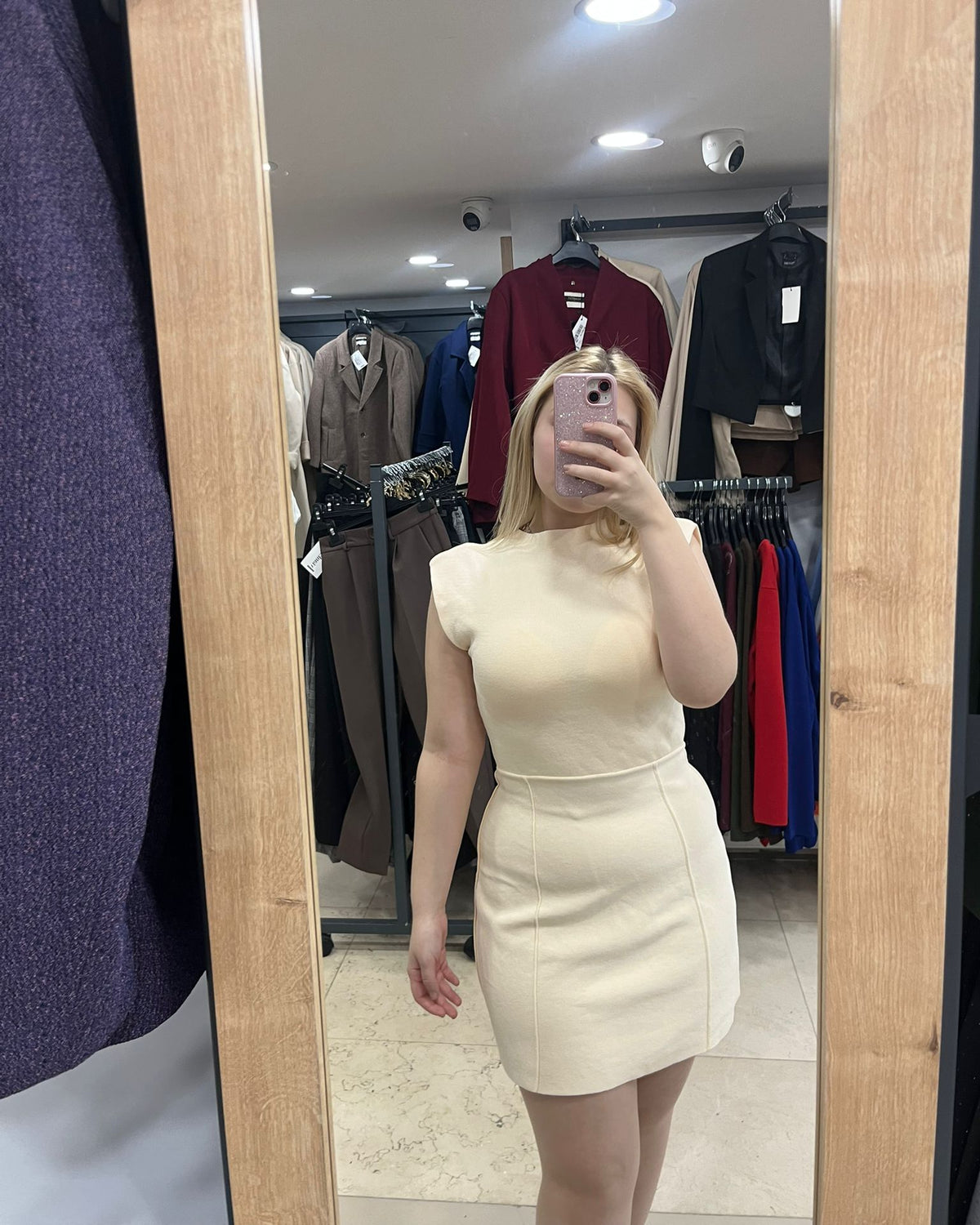 #beyaz #triko #elbise #minimalstil #kadınmoda #şıkkombin #trend #stil #zarif #kombin