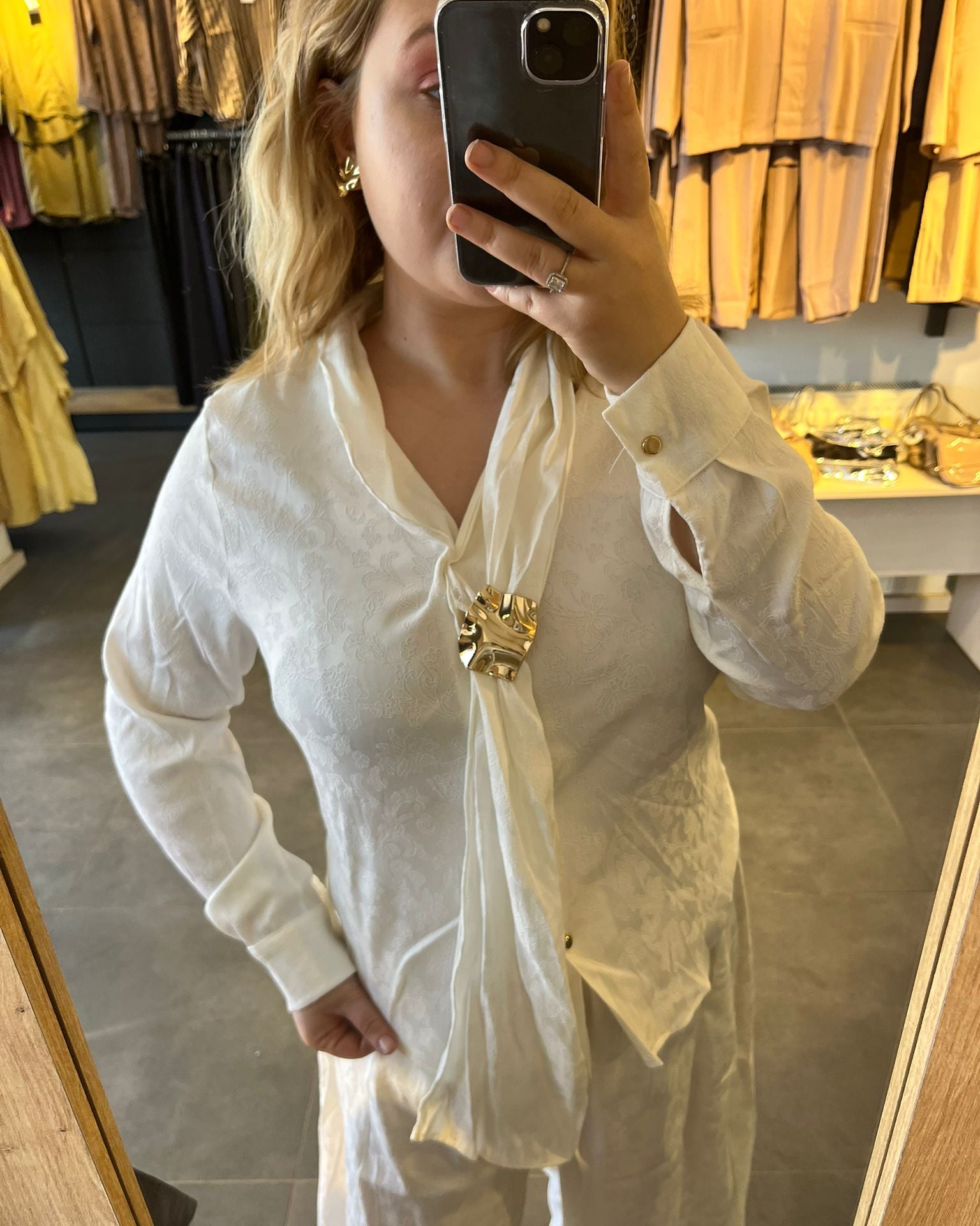 #beyaztakım #satentakım #kadınmoda #şıkkombin #ofisstil #trend #stil #premiumstil #kombin #fashion