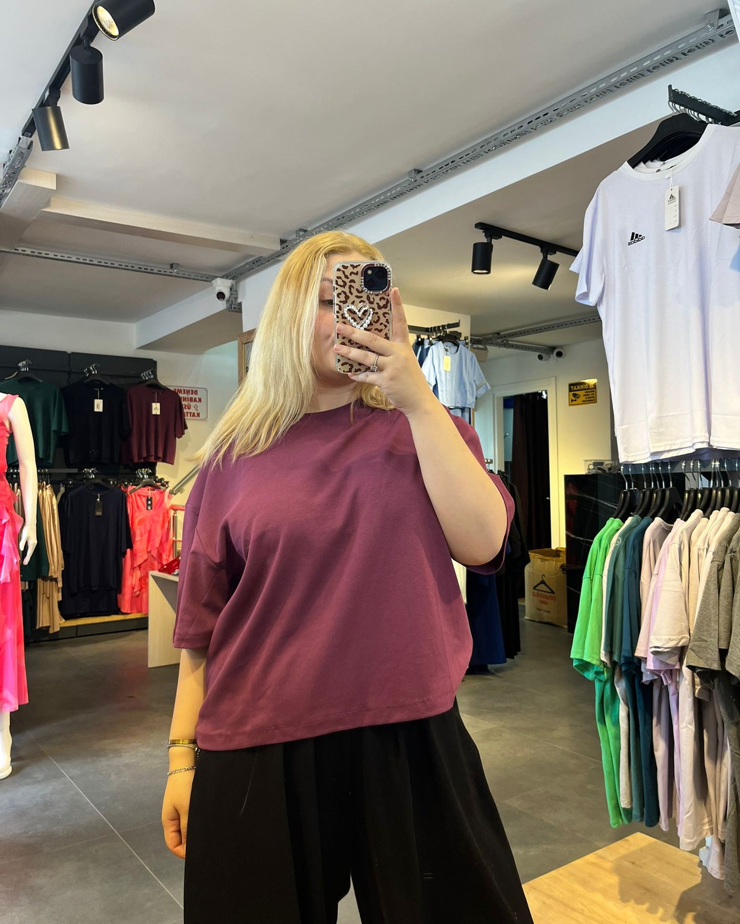 Mor Omuz Vatka Detaylı Bisiklet Yaka Kadın T-Shirt