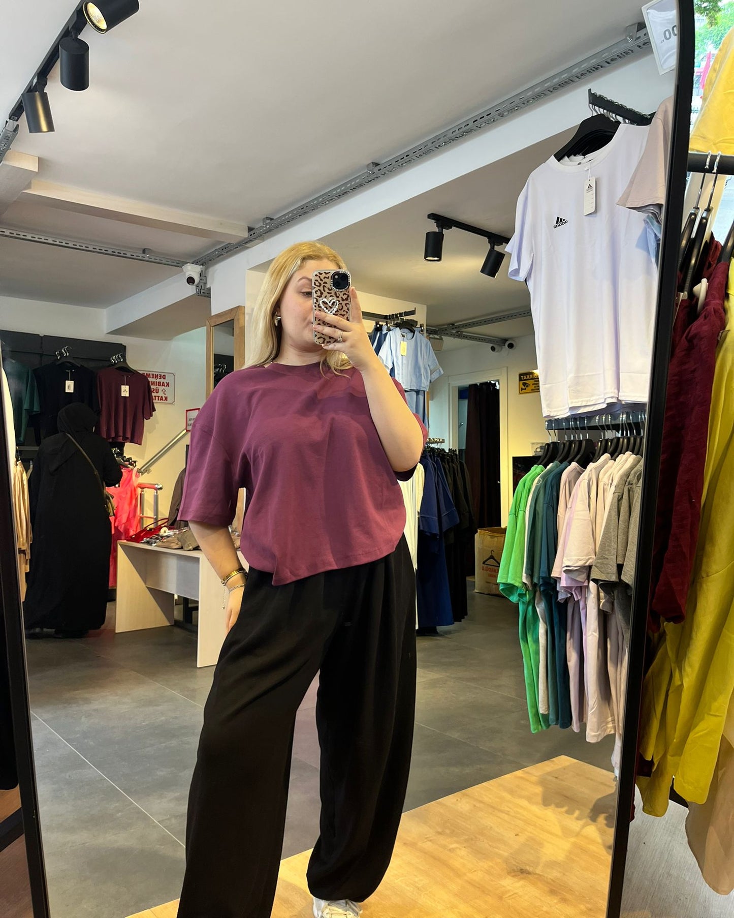 Mor Omuz Vatka Detaylı Bisiklet Yaka Kadın T-Shirt