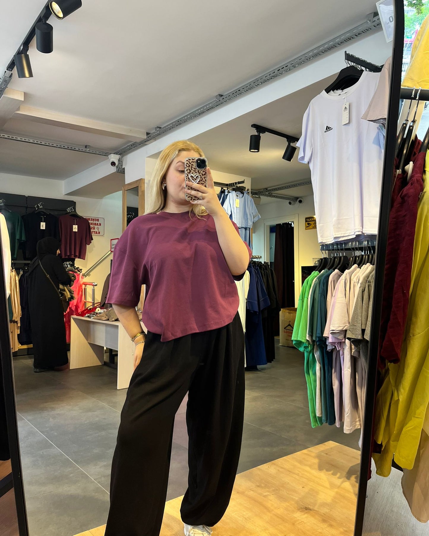 Mor Omuz Vatka Detaylı Bisiklet Yaka Kadın T-Shirt