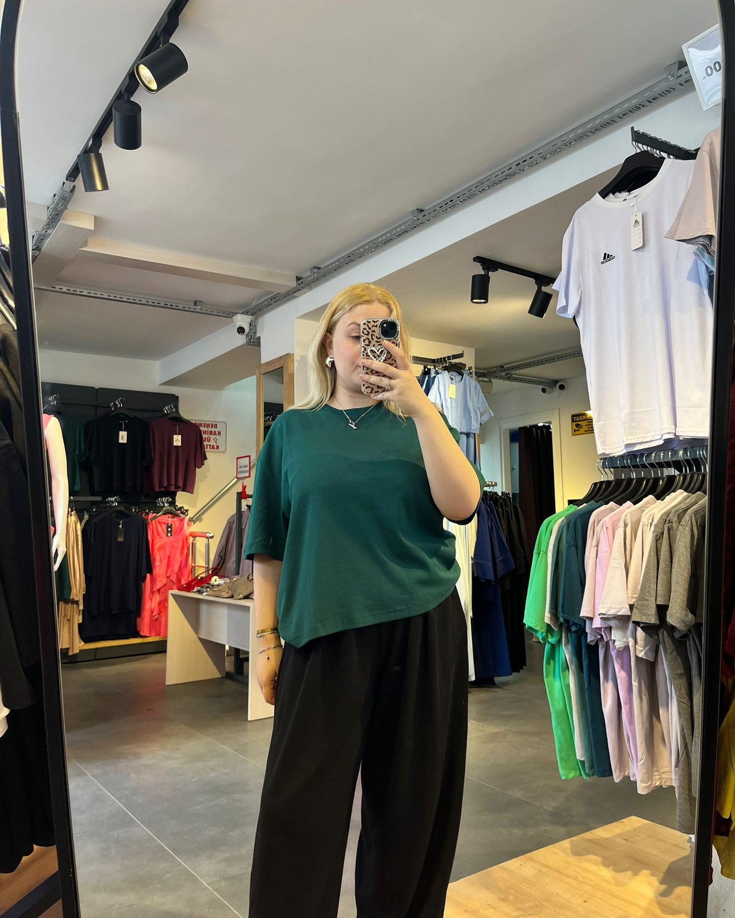 #yeşil #tshirt #basicstil #kadınmoda #günlükkombin #rahatgiyim #trend #stil #yazlıkstil #kombin