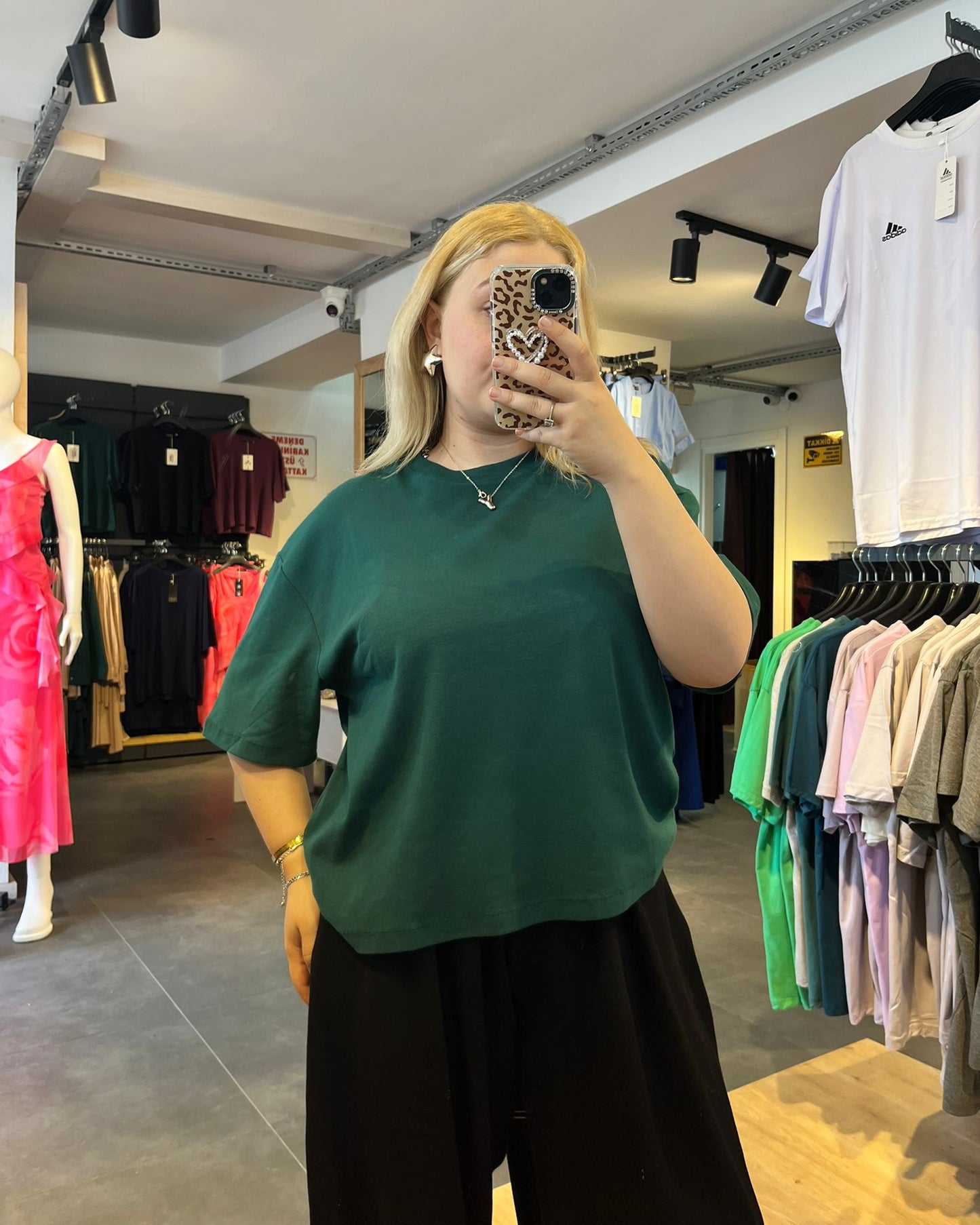 #yeşil #tshirt #basicstil #kadınmoda #günlükkombin #rahatgiyim #trend #stil #yazlıkstil #kombin
