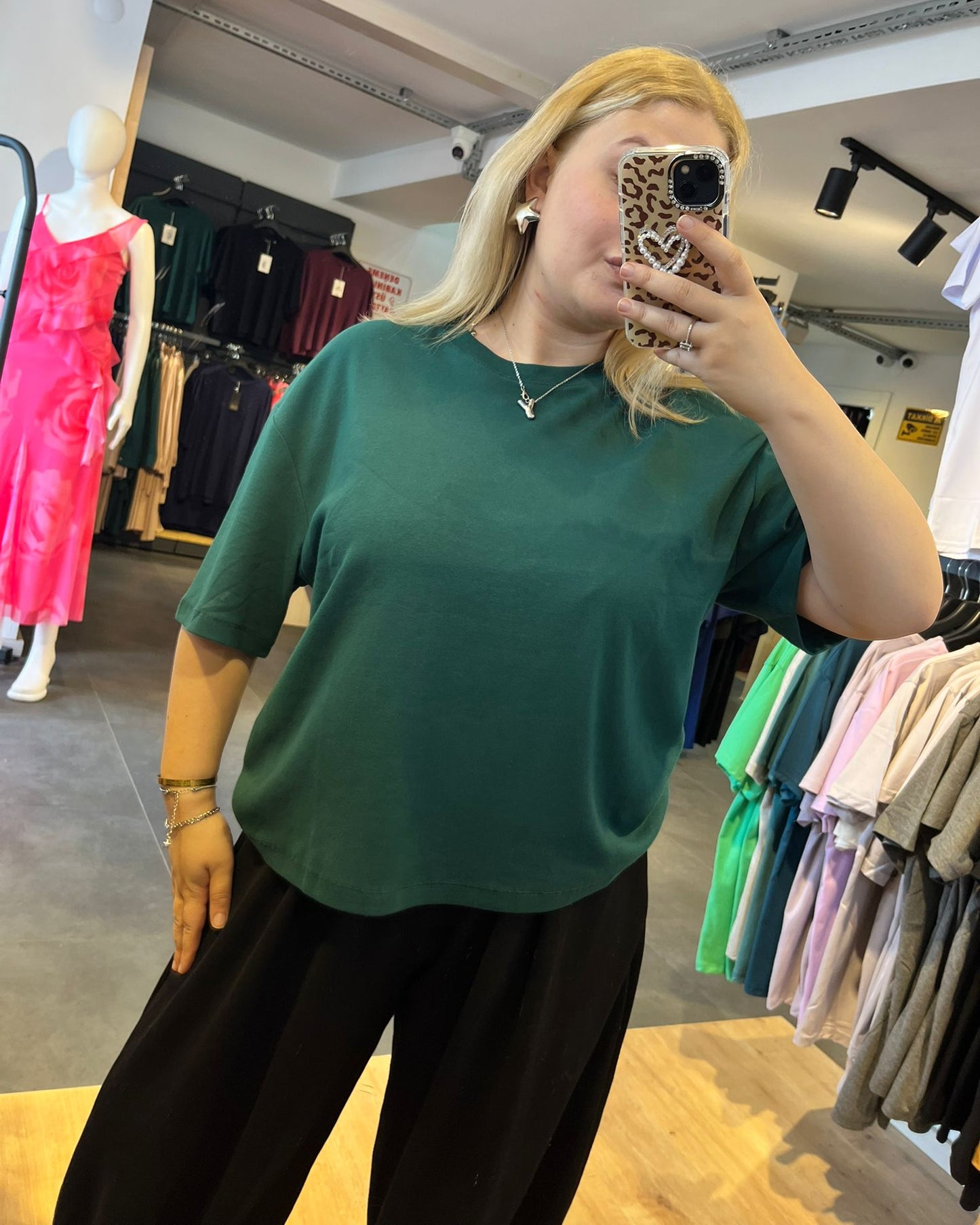 #yeşil #tshirt #basicstil #kadınmoda #günlükkombin #rahatgiyim #trend #stil #yazlıkstil #kombin