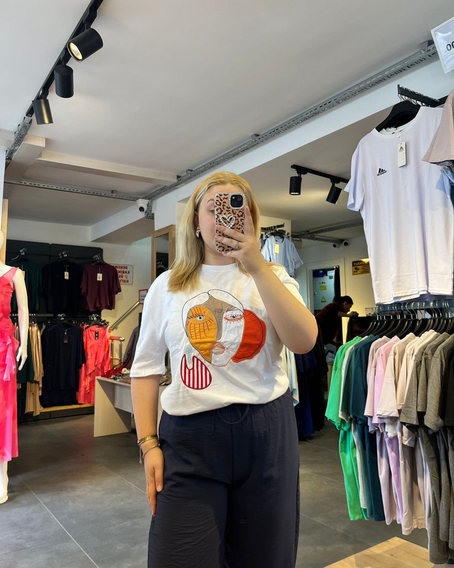 #beyaz #oversize #baskılıtshirt #kadınmoda #günlükkombin #rahatstil #trend #stil #streetstyle #fashion