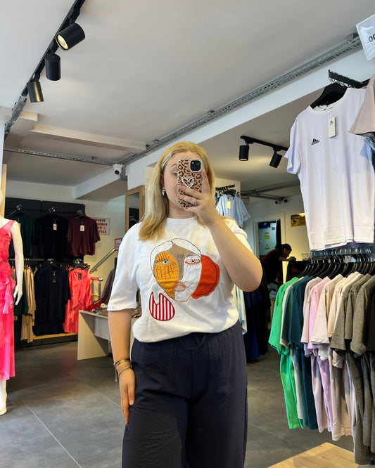 #beyaz #oversize #baskılıtshirt #kadınmoda #günlükkombin #rahatstil #trend #stil #streetstyle #fashion