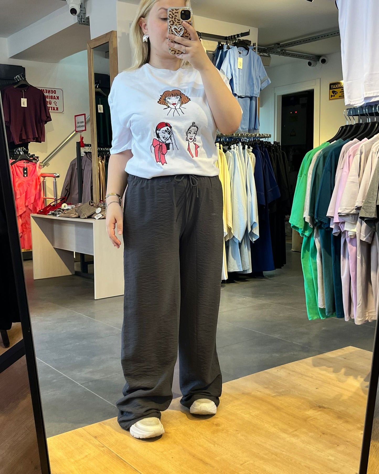 #beyaz #oversize #baskılıtshirt #kadınmoda #günlükkombin #rahatstil #trend #stil #streetstyle #fashion