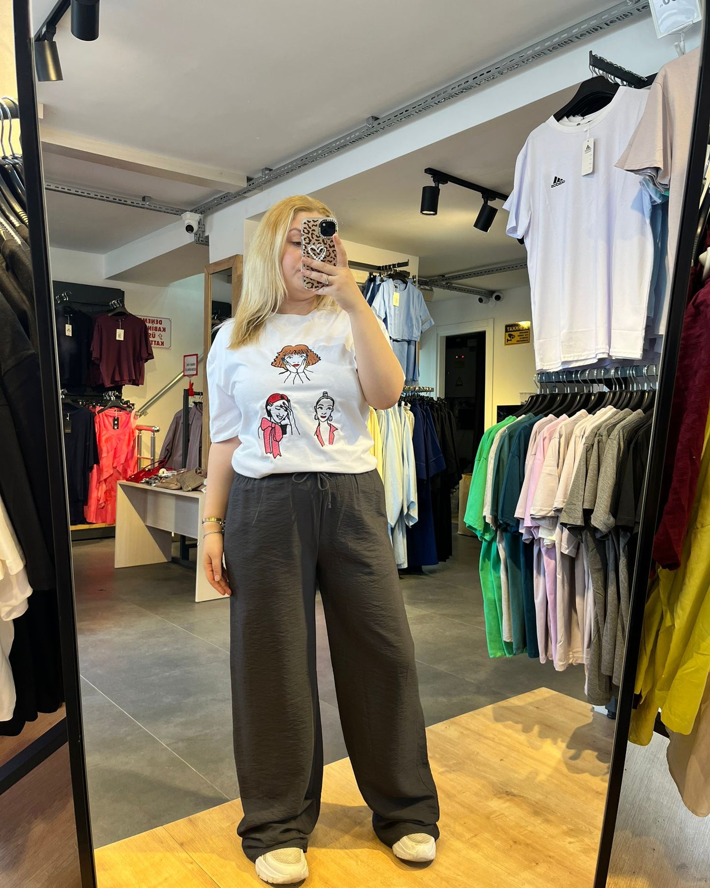 #beyaz #oversize #baskılıtshirt #kadınmoda #günlükkombin #rahatstil #trend #stil #streetstyle #fashion