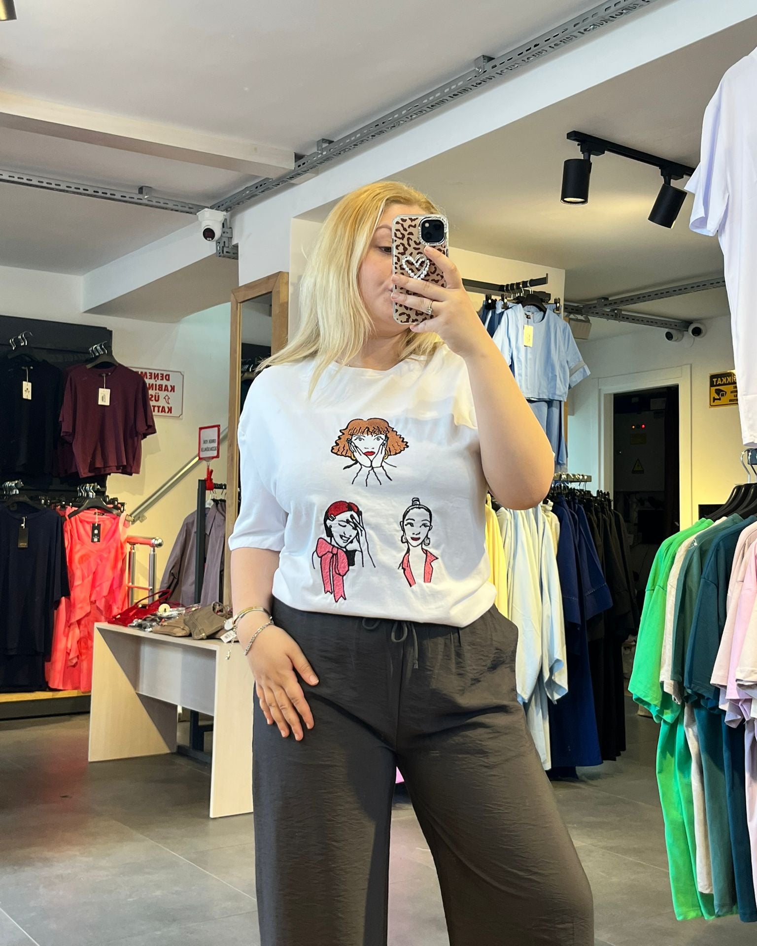 #beyaz #oversize #baskılıtshirt #kadınmoda #günlükkombin #rahatstil #trend #stil #streetstyle #fashion