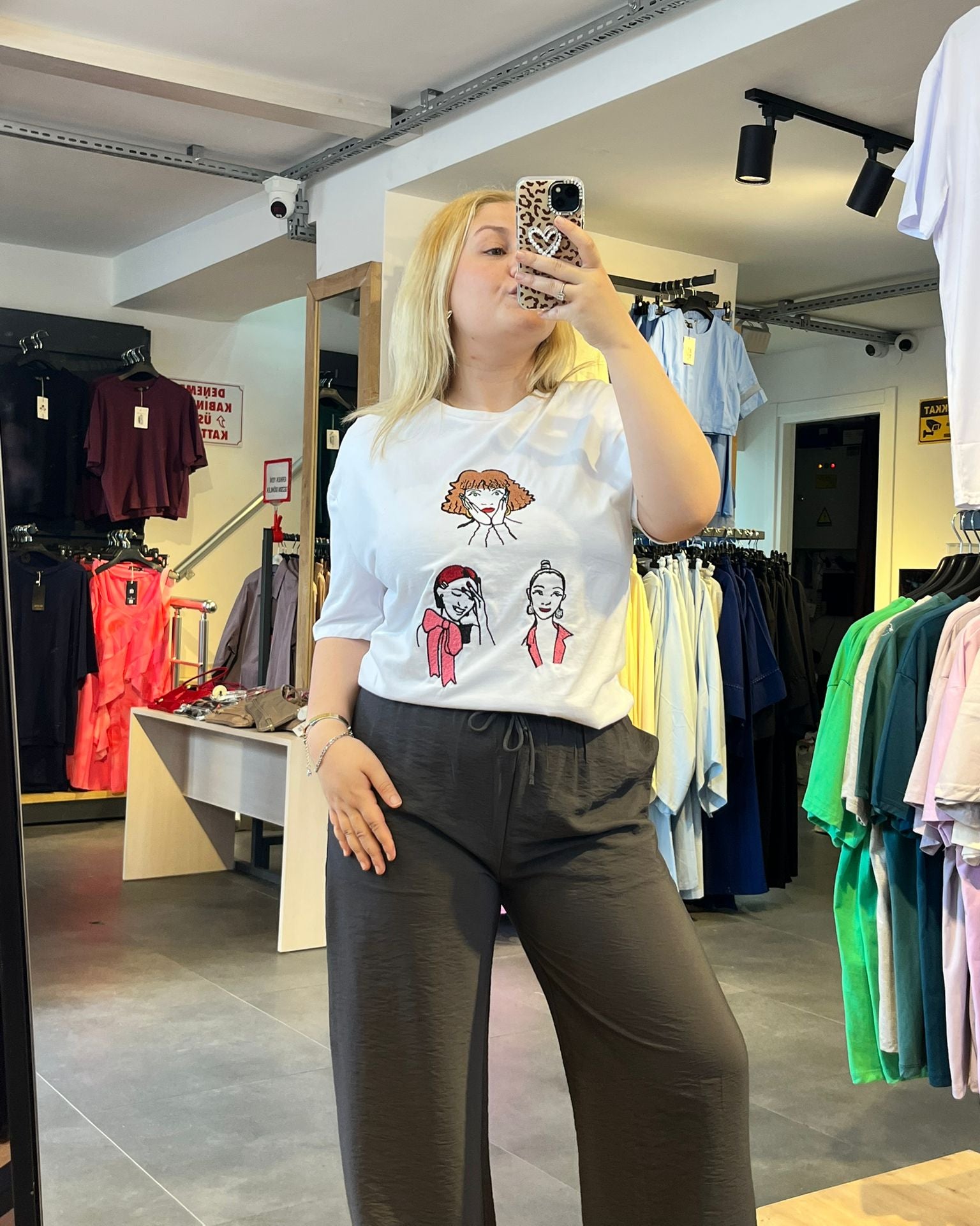 #beyaz #oversize #baskılıtshirt #kadınmoda #günlükkombin #rahatstil #trend #stil #streetstyle #fashion