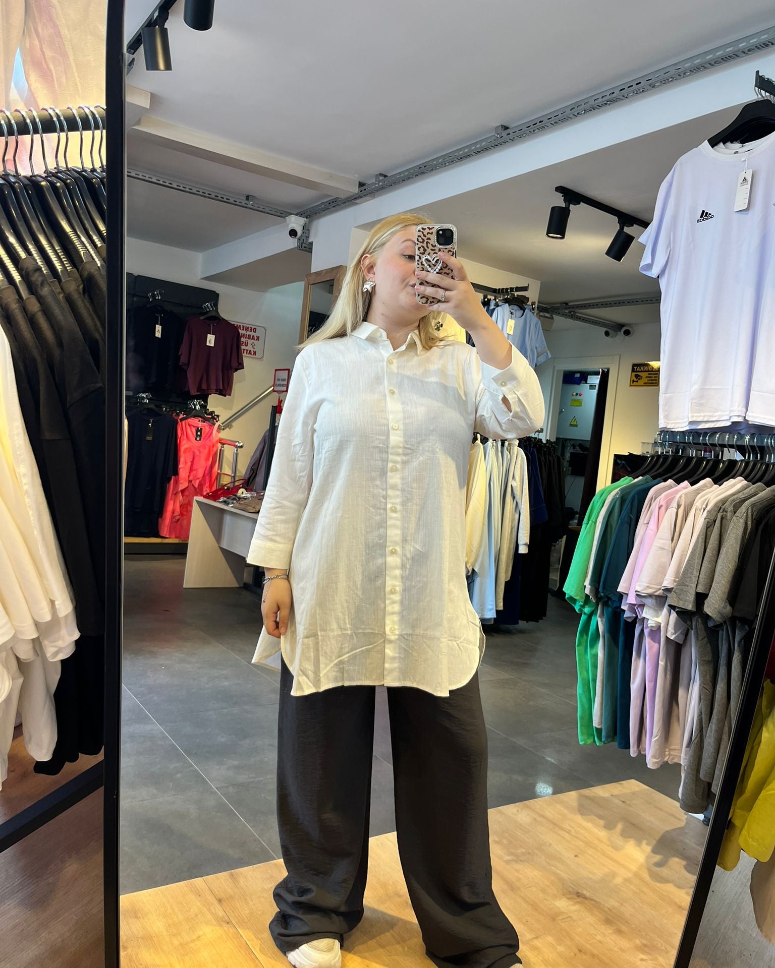 #beyaz #tunik #gömlek #kadınmoda #minimalstil #günlükkombin #rahatstil #trend #stil #fashion