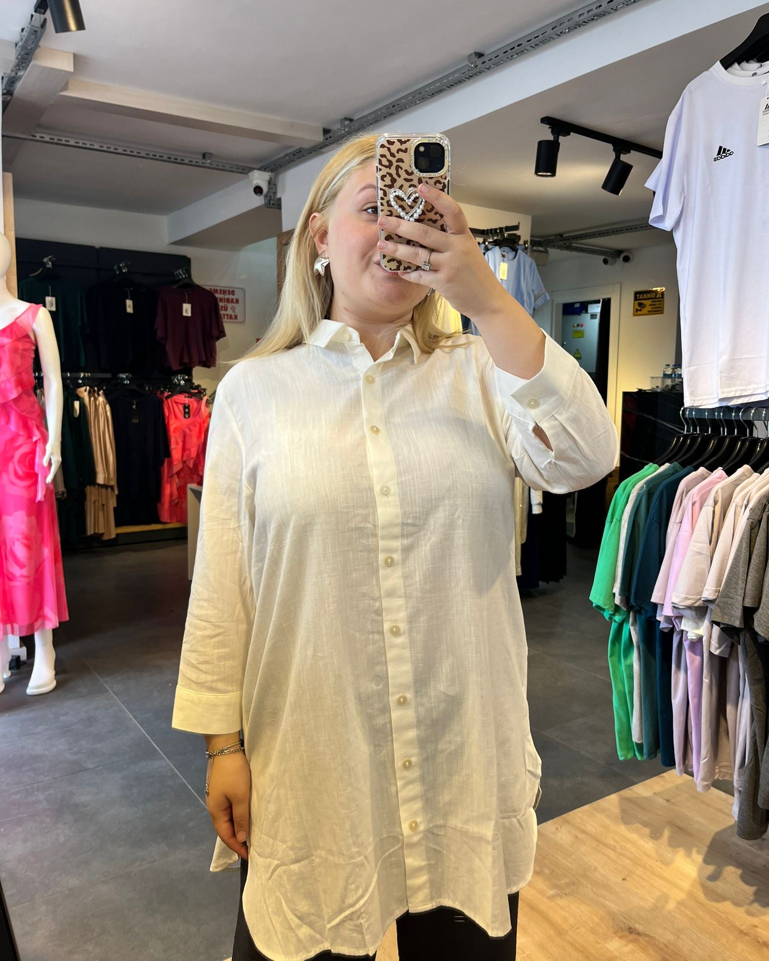 #beyaz #tunik #gömlek #kadınmoda #minimalstil #günlükkombin #rahatstil #trend #stil #fashion