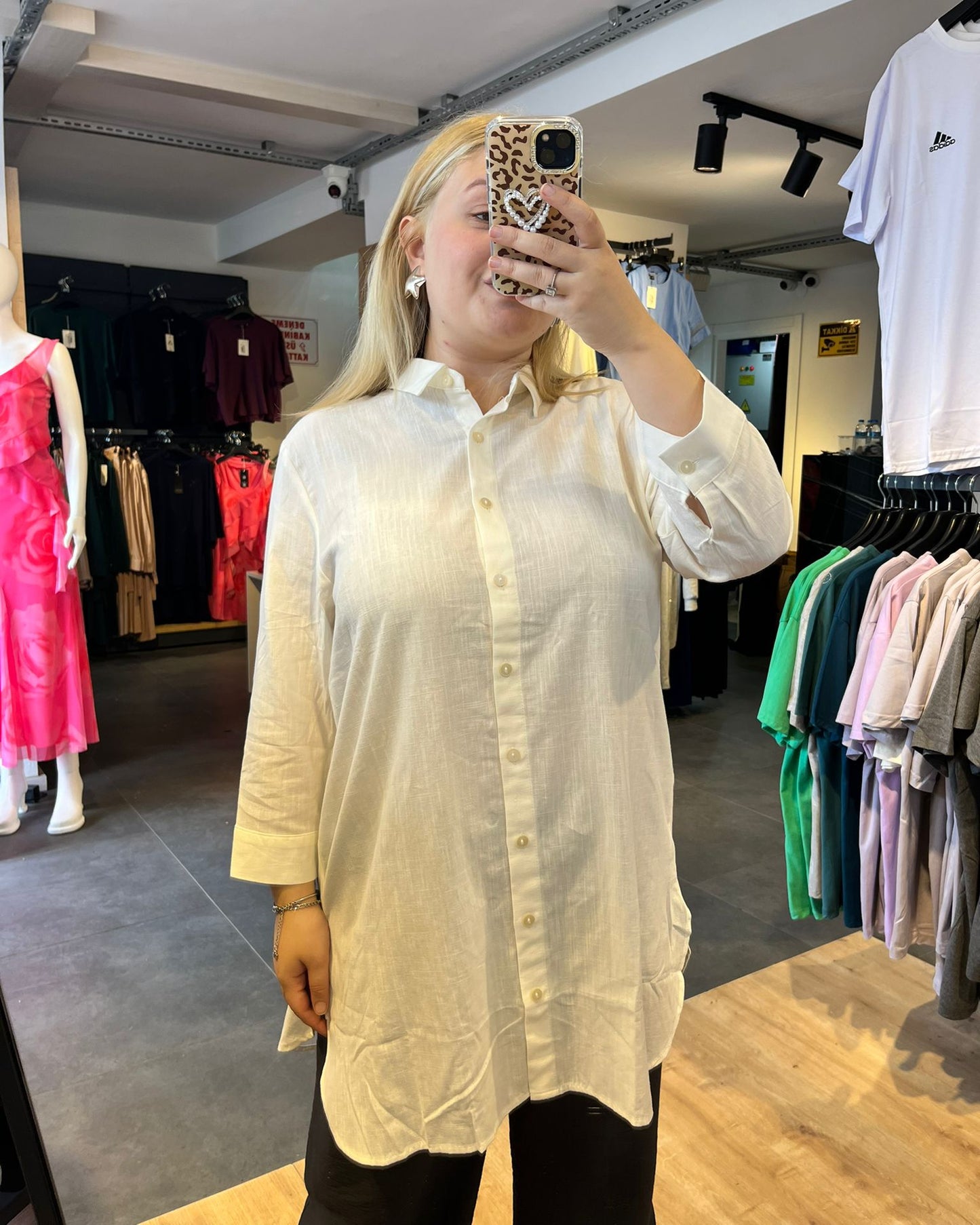 #beyaz #tunik #gömlek #kadınmoda #minimalstil #günlükkombin #rahatstil #trend #stil #fashion