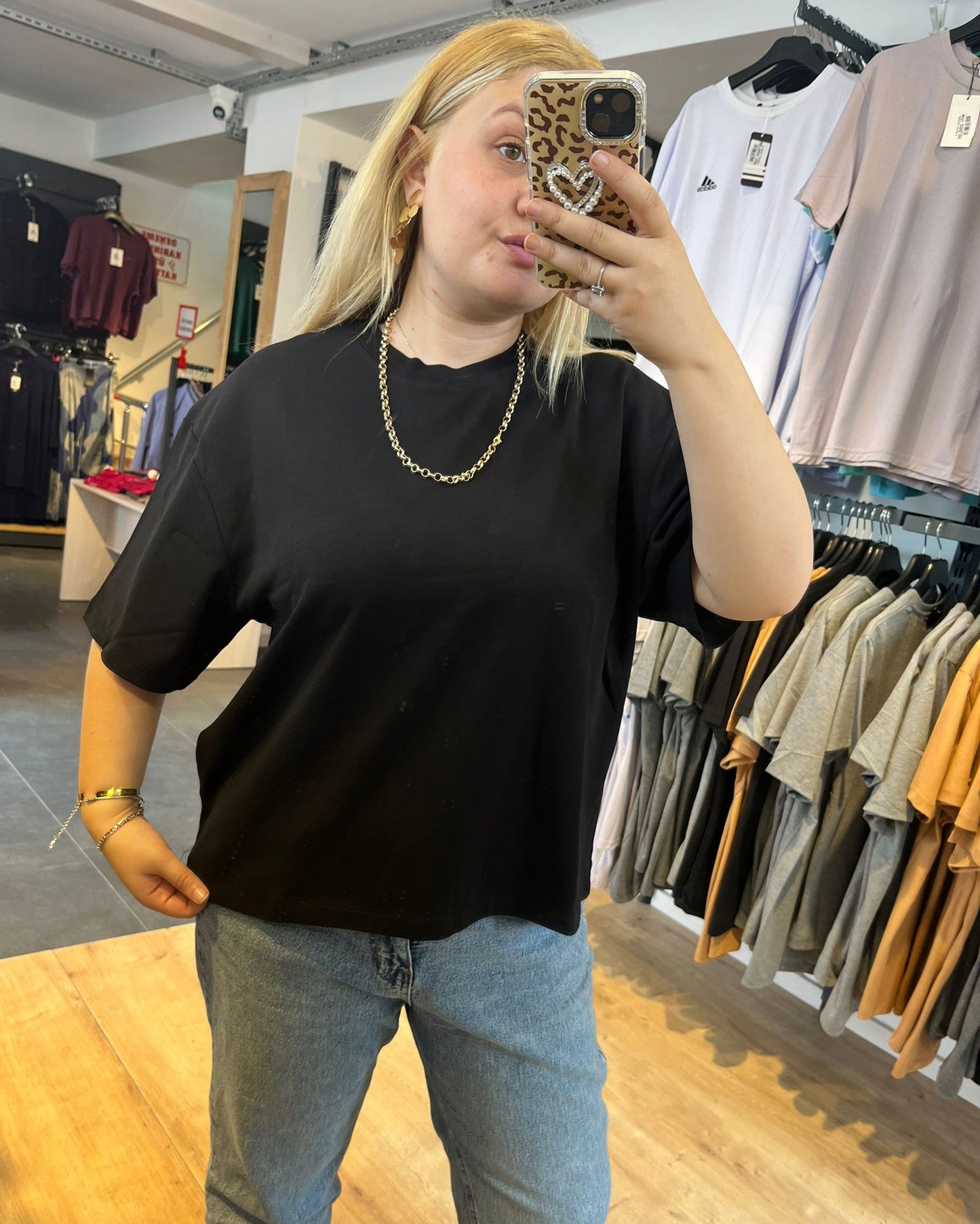 #siyah #yüksekgramaj #tshirt #oversize #basicstil #kadınmoda #premiumstil #trend #minimal #fashion