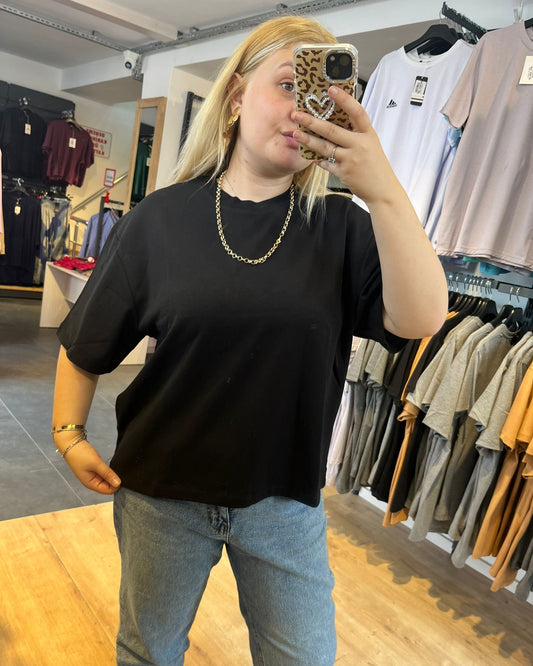 #siyah #yüksekgramaj #tshirt #oversize #basicstil #kadınmoda #premiumstil #trend #minimal #fashion