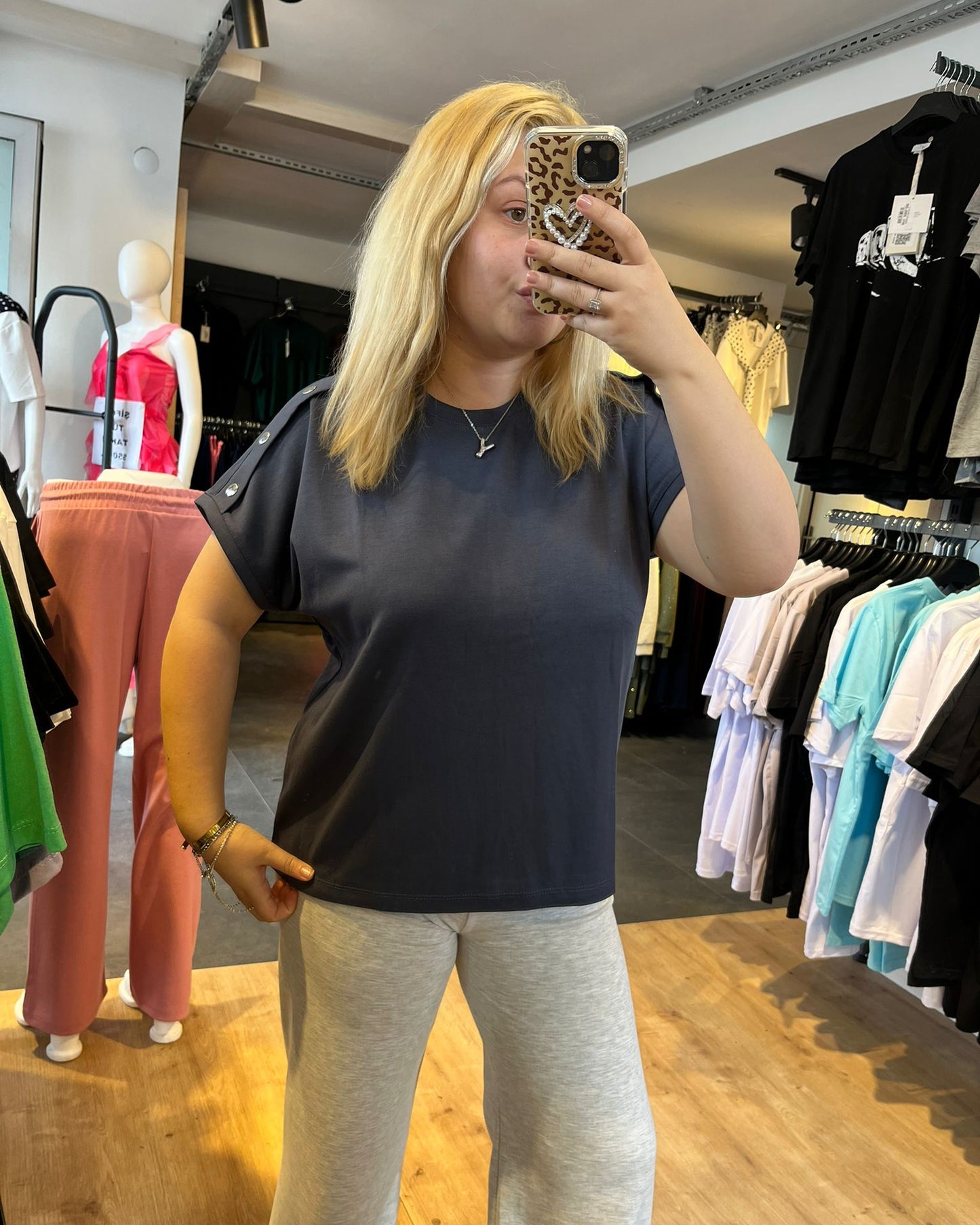 #gri #tshirt #basicstil #kadınmoda #günlükkombin #rahatstil #trend #minimal #fashion #stil