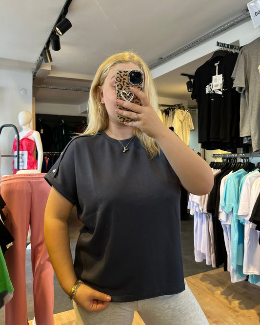 #gri #tshirt #basicstil #kadınmoda #günlükkombin #rahatstil #trend #minimal #fashion #stil
