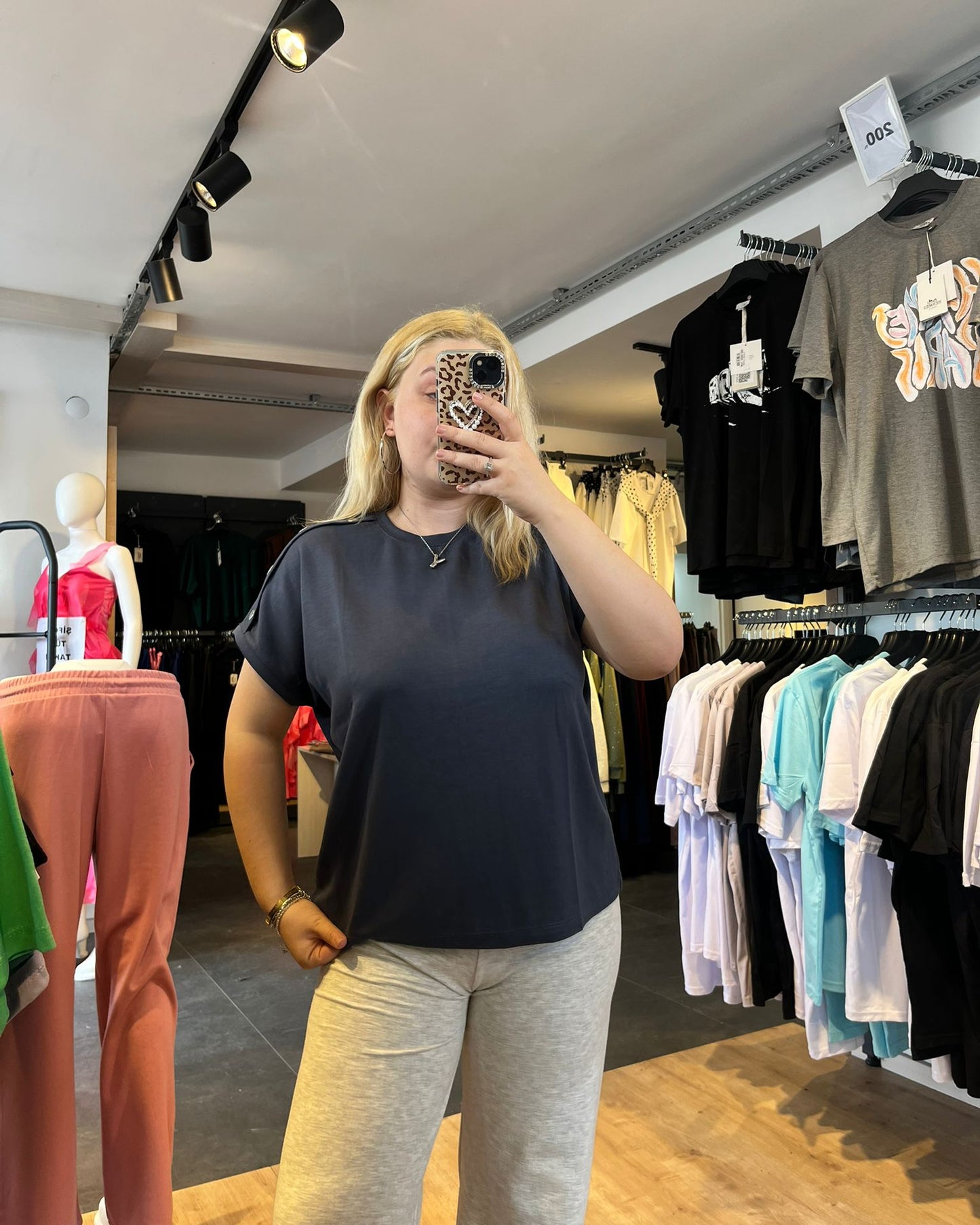 #gri #tshirt #basicstil #kadınmoda #günlükkombin #rahatstil #trend #minimal #fashion #stil