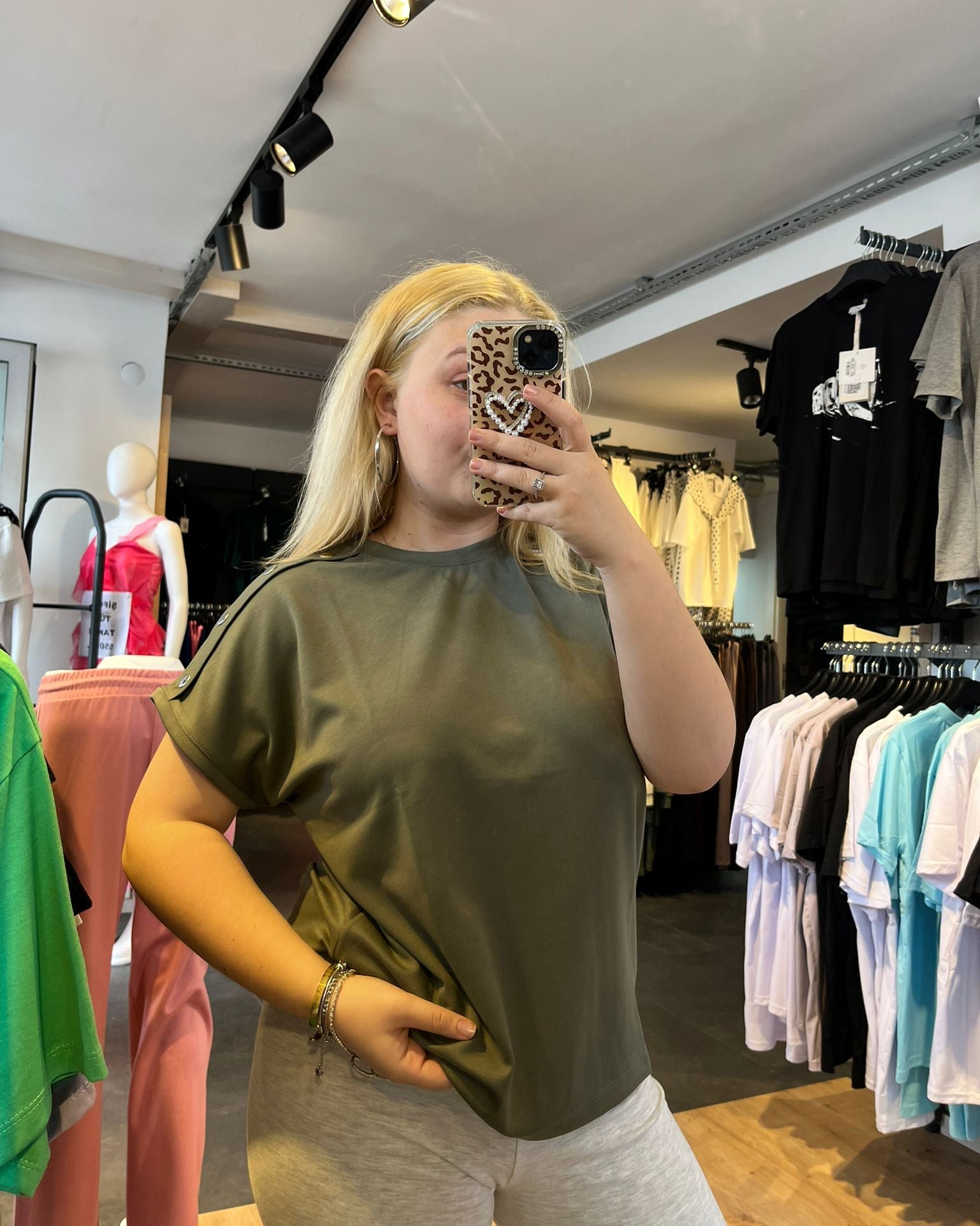 #haki #tshirt #basicstil #kadınmoda #günlükkombin #rahatstil #trend #minimal #fashion #stil