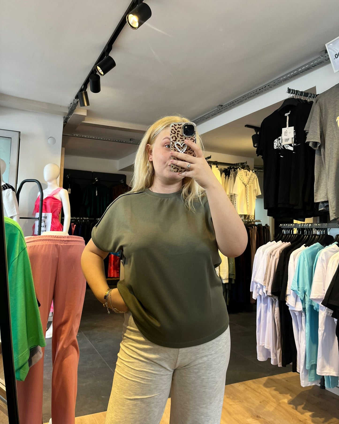 #haki #tshirt #basicstil #kadınmoda #günlükkombin #rahatstil #trend #minimal #fashion #stil