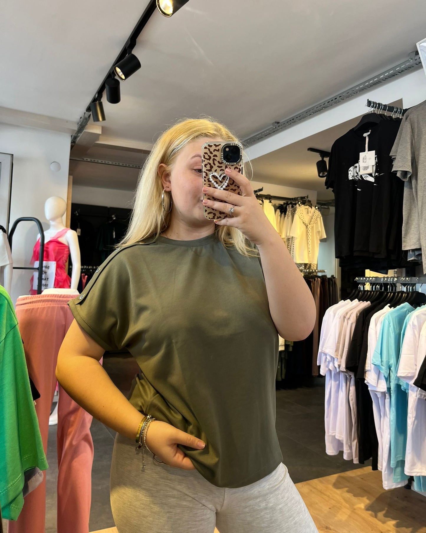 #haki #tshirt #basicstil #kadınmoda #günlükkombin #rahatstil #trend #minimal #fashion #stil
