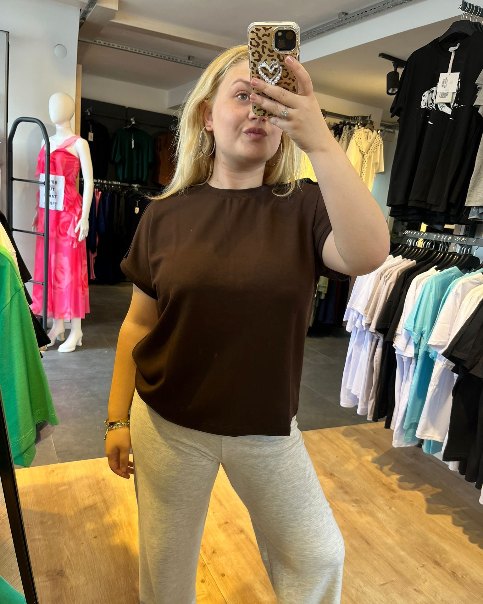 #kahverengi #tshirt #basicstil #kadınmoda #günlükkombin #rahatstil #trend #minimal #fashion #stil