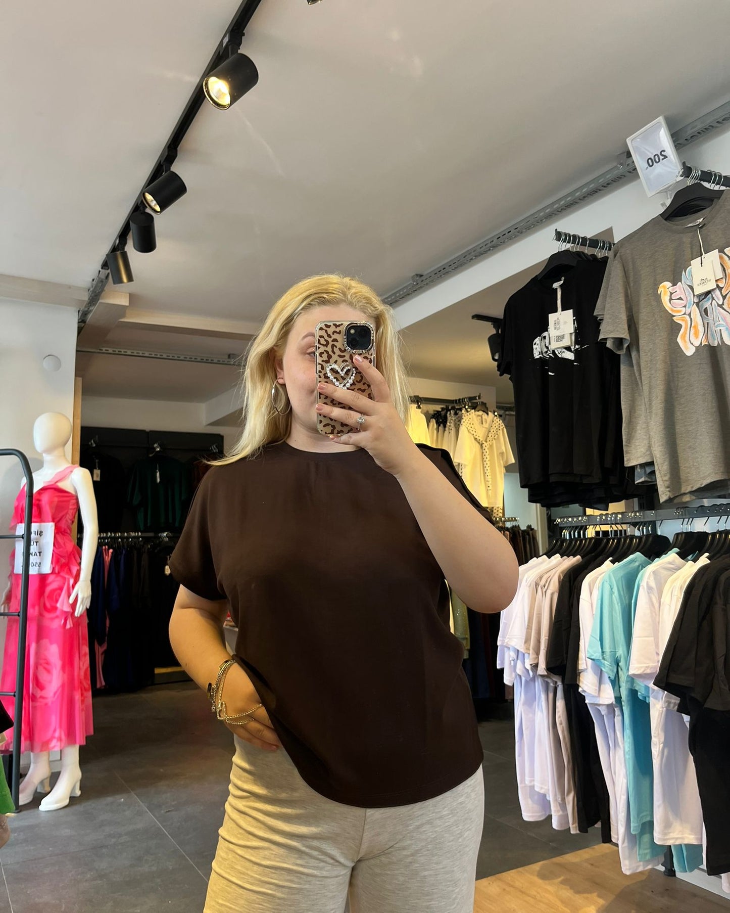 #kahverengi #tshirt #basicstil #kadınmoda #günlükkombin #rahatstil #trend #minimal #fashion #stil