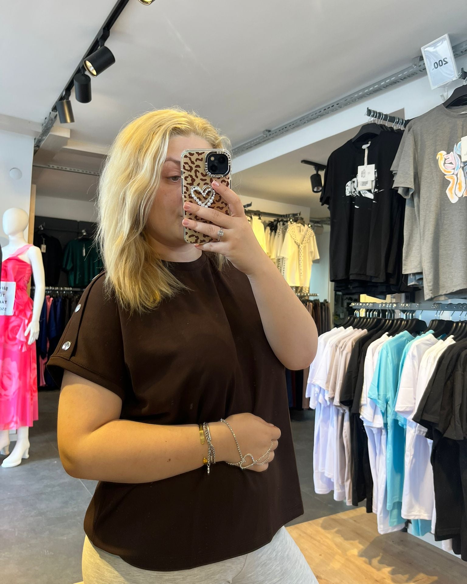 #kahverengi #tshirt #basicstil #kadınmoda #günlükkombin #rahatstil #trend #minimal #fashion #stil