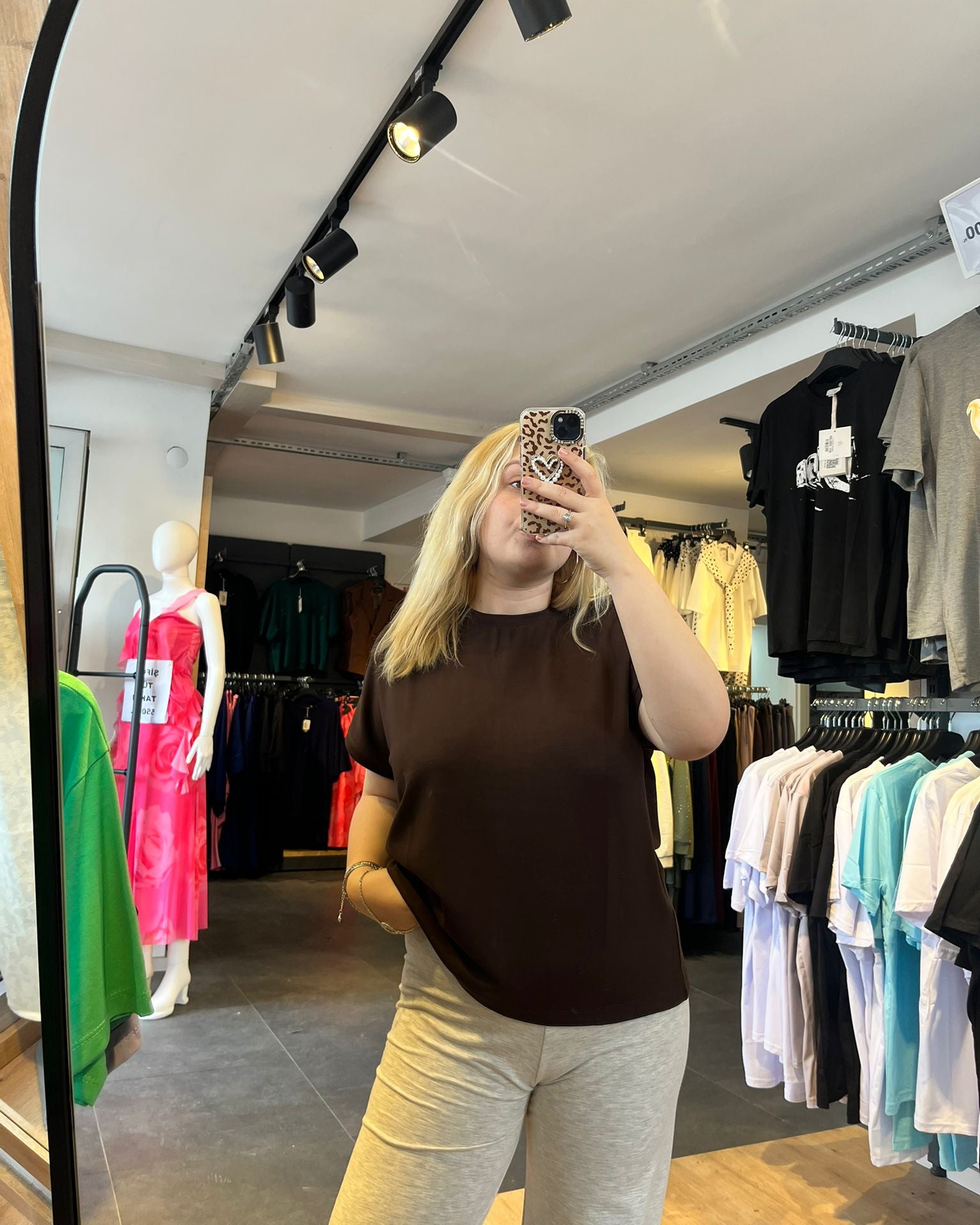 #kahverengi #tshirt #basicstil #kadınmoda #günlükkombin #rahatstil #trend #minimal #fashion #stil