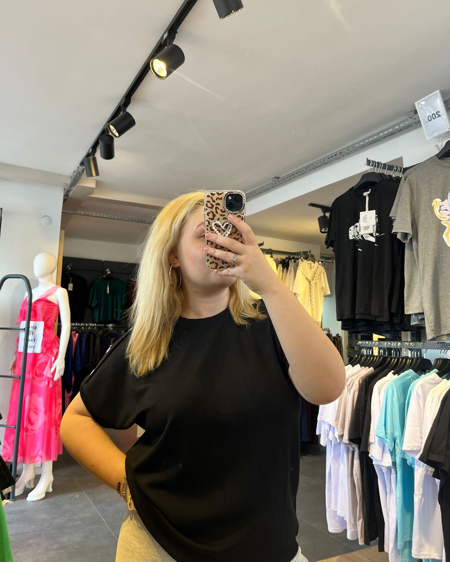 #siyah #tshirt #basicstil #kadınmoda #günlükkombin #rahatstil #trend #minimal #fashion #stil