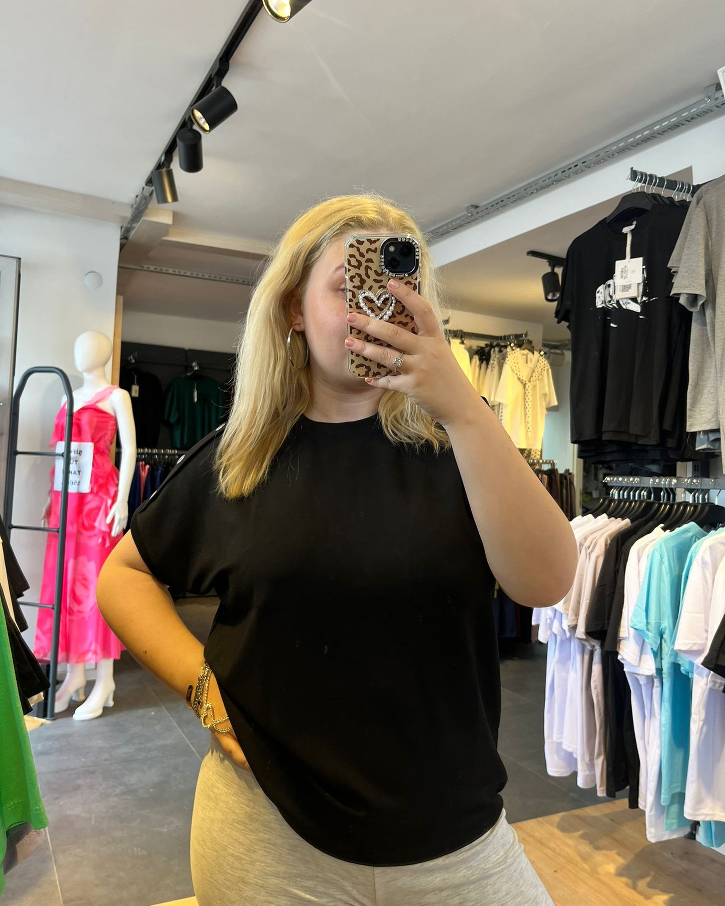 #siyah #tshirt #basicstil #kadınmoda #günlükkombin #rahatstil #trend #minimal #fashion #stil