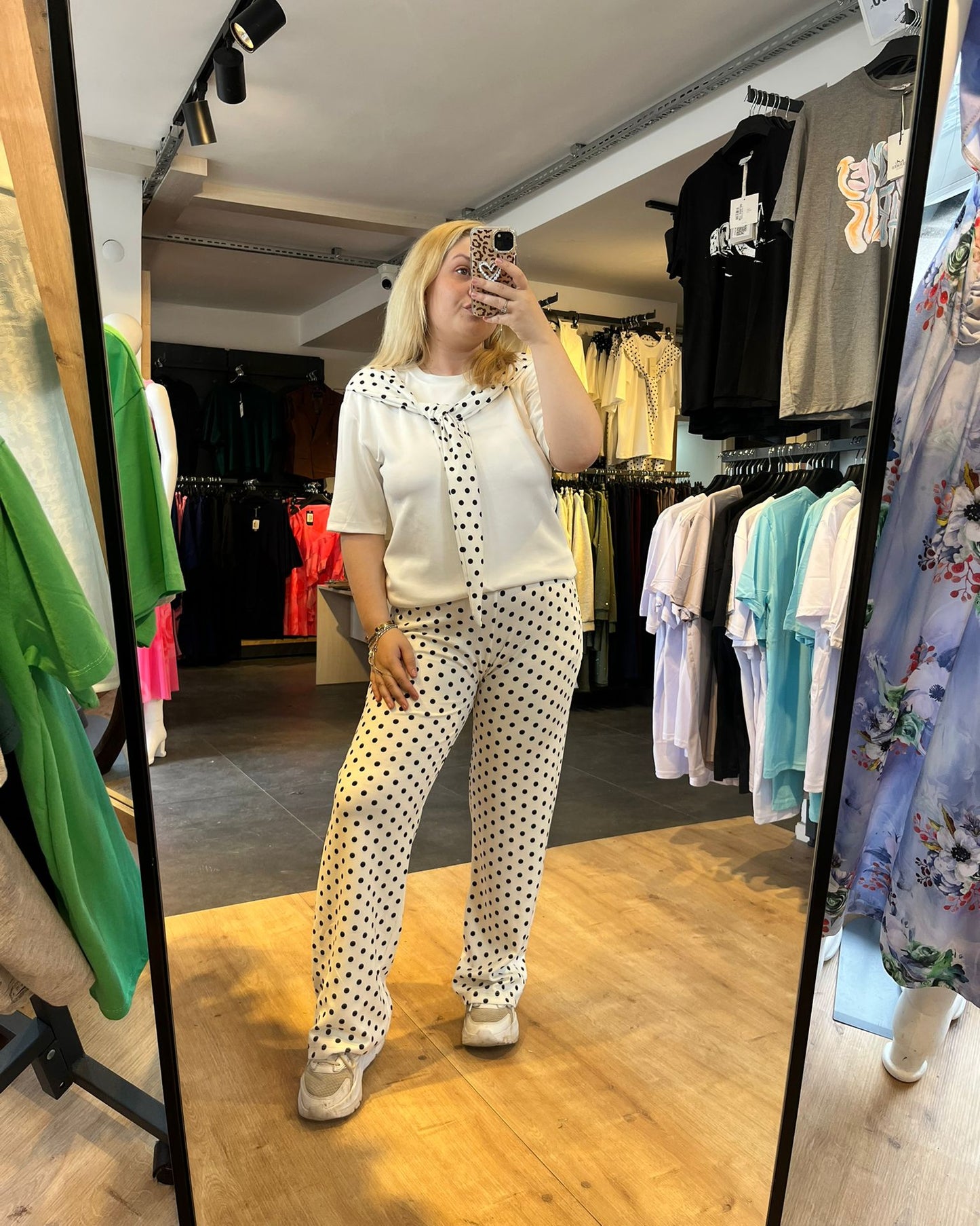 #beyaz #ikilitakım #modal #puantiye #fular #kadınmoda #şıkkombin #trend #fashion #stil