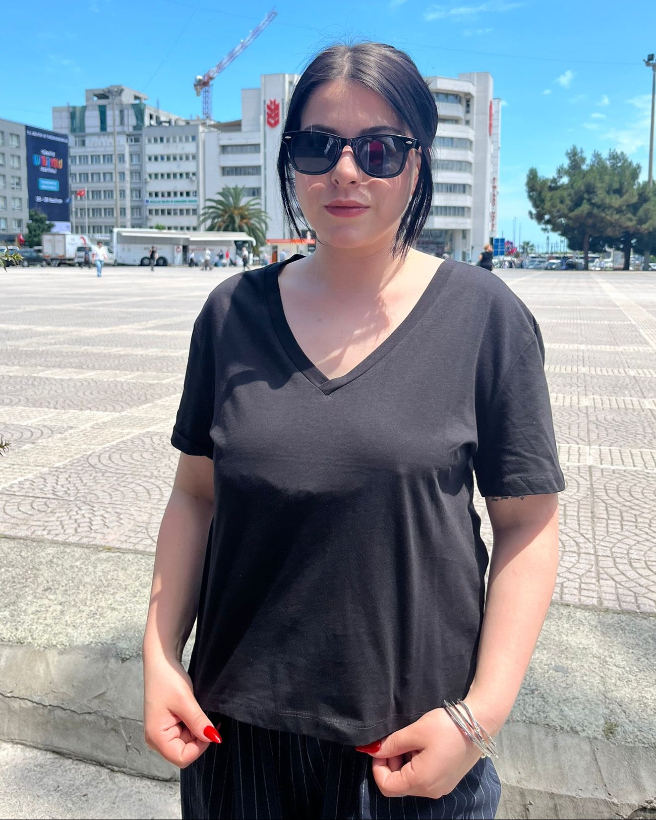 V Yaka Siyah Kadın Tişört
